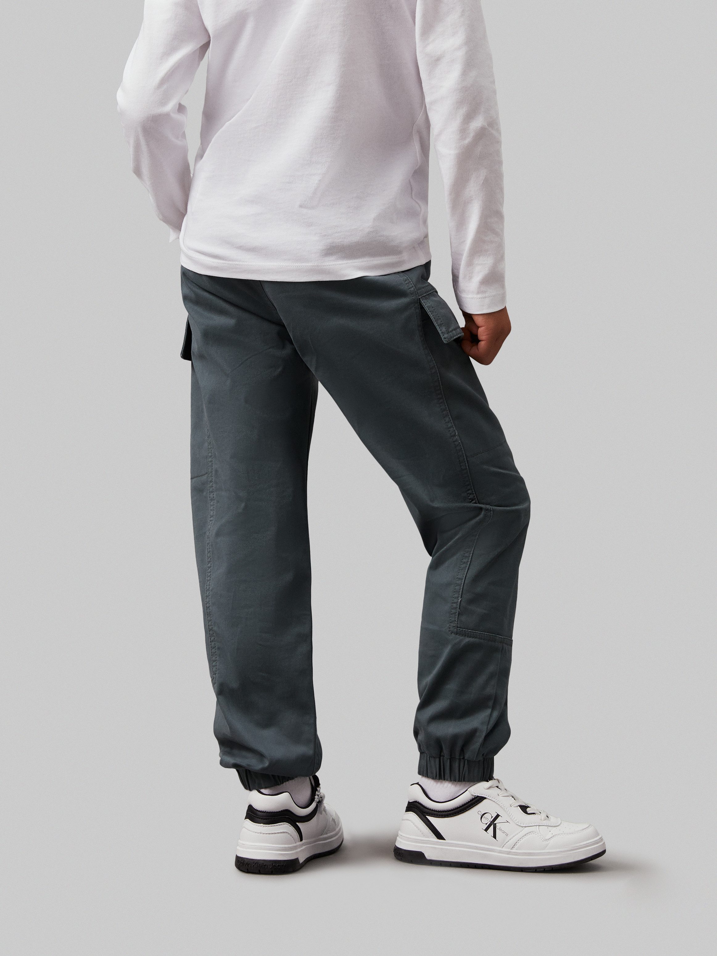 Calvin Klein Sweatbroek ESSENTIAL WOVEN CARGO PANTS voor kinderen tot 16 jaar met logo-print