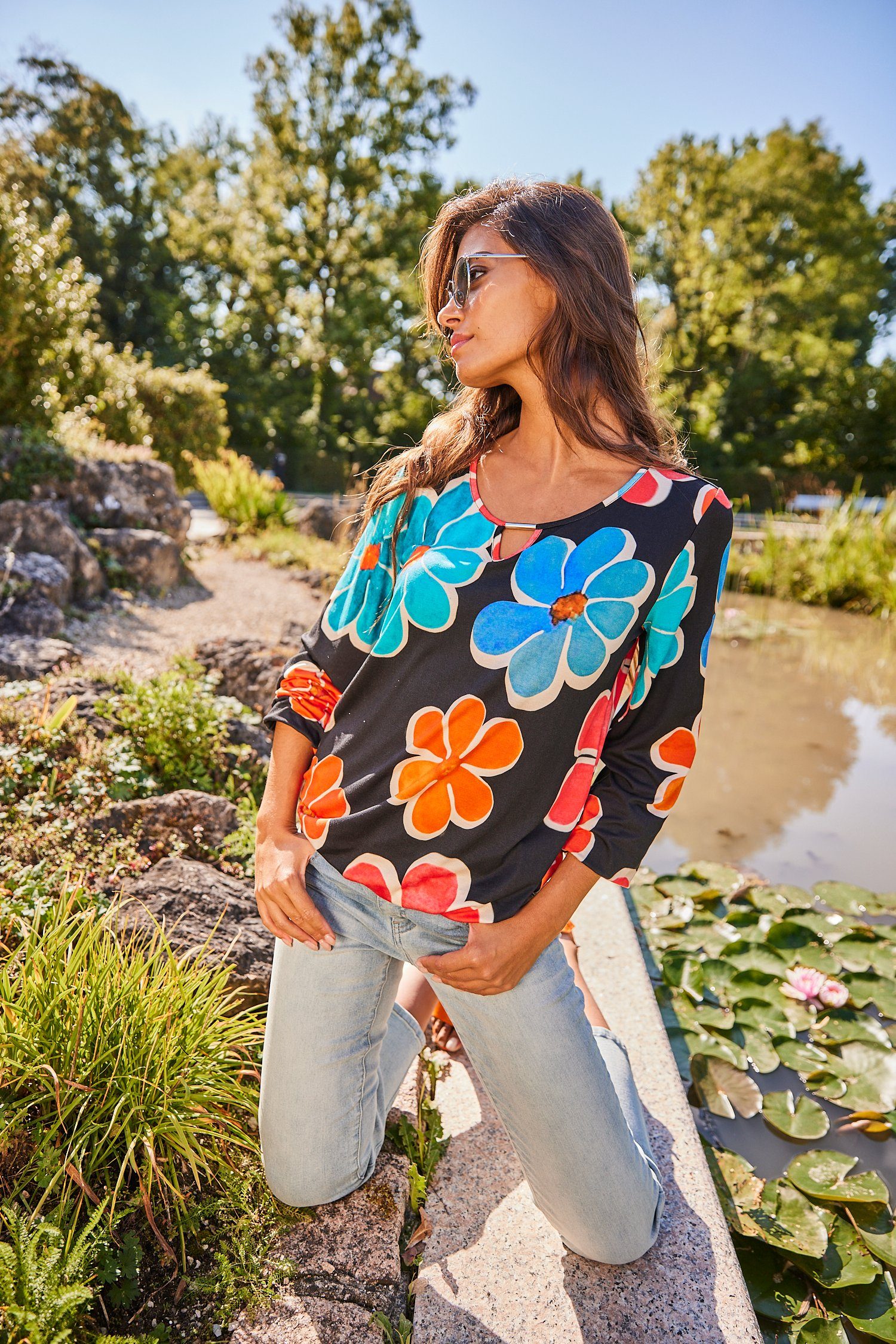 Aniston SELECTED Shirt met lange mouwen met cut-out en kleurrijke bloemenprint nieuwe collectie