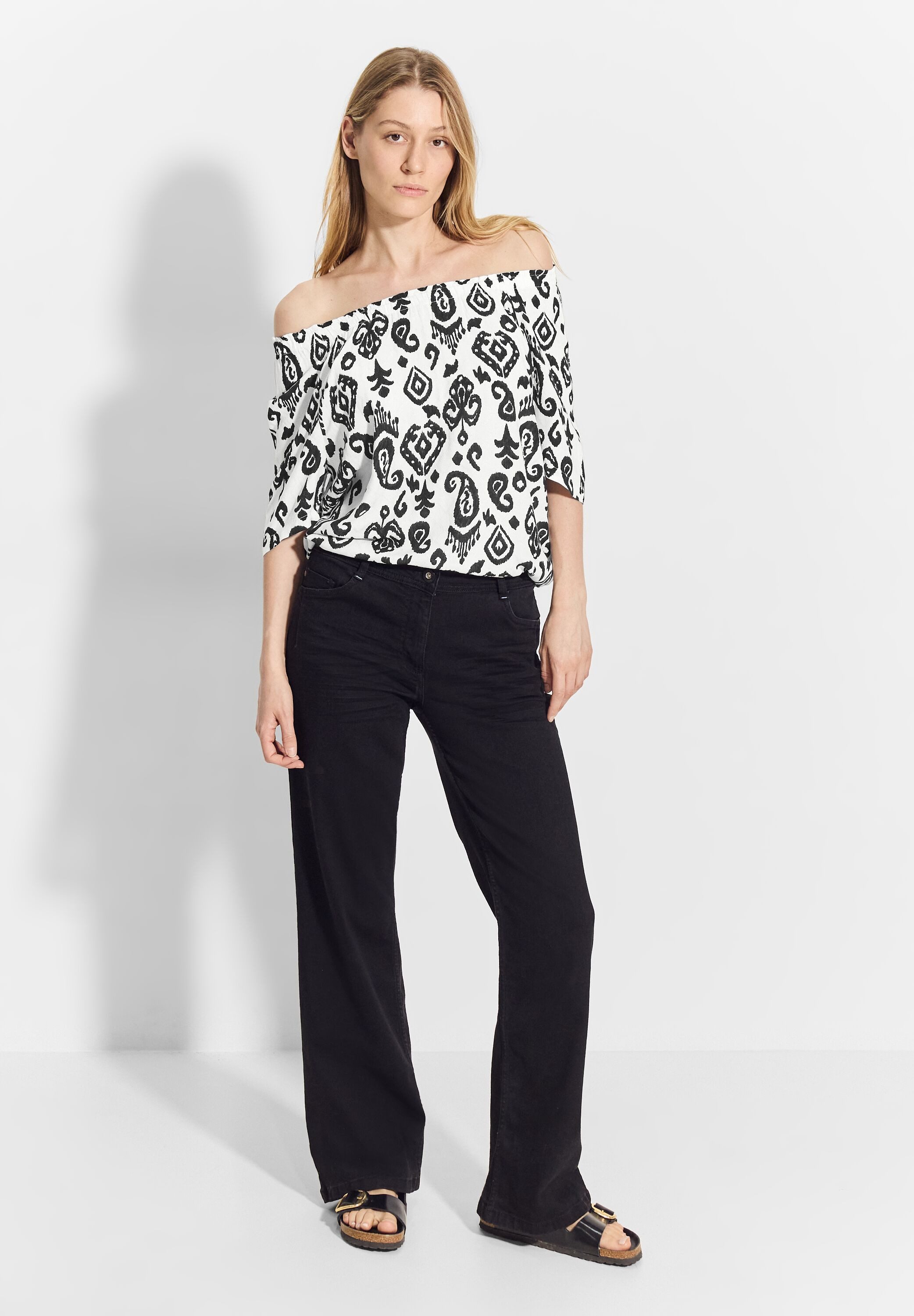 Cecil Blouse met carmenhals met een ornamentmotief