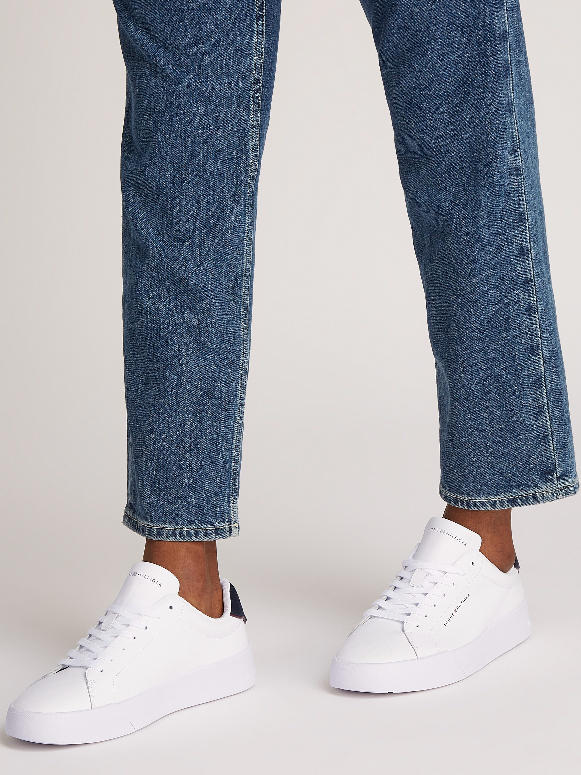 Tommy Hilfiger Sneakers TH COURT LTH DETAIL ESS , vrijetijdsschoen, lage schoen, veterschoen met zijlijk logo-opdruk