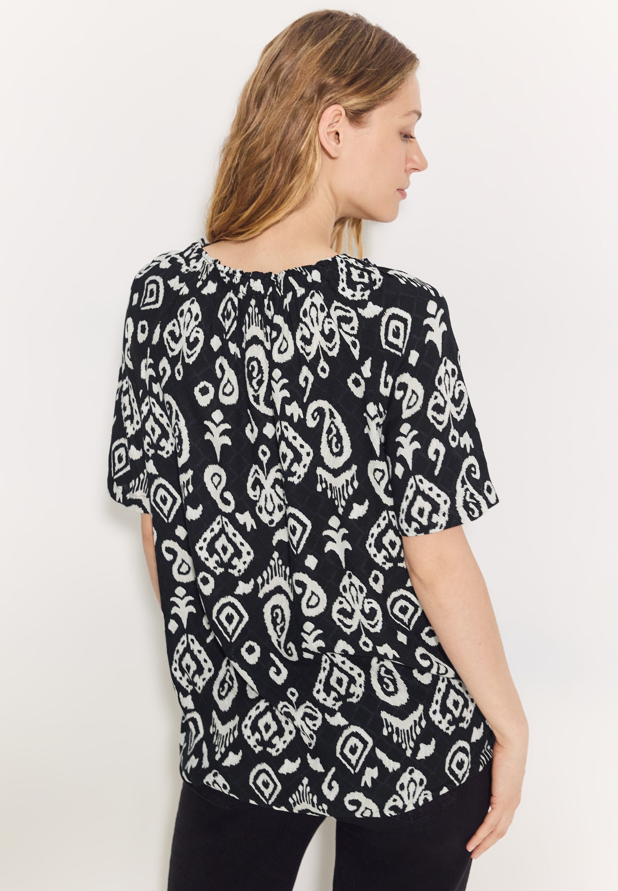 Cecil Blouse met carmenhals met een ornamentmotief