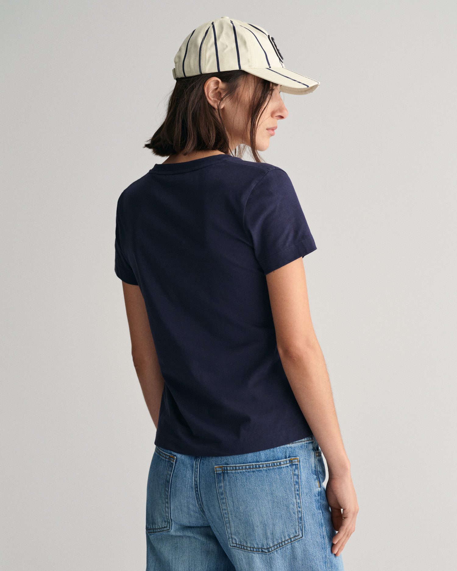 Gant T-shirt REG SHIELD KA V-NECK T-SHIRT met een klein geborduurd logo op de borst