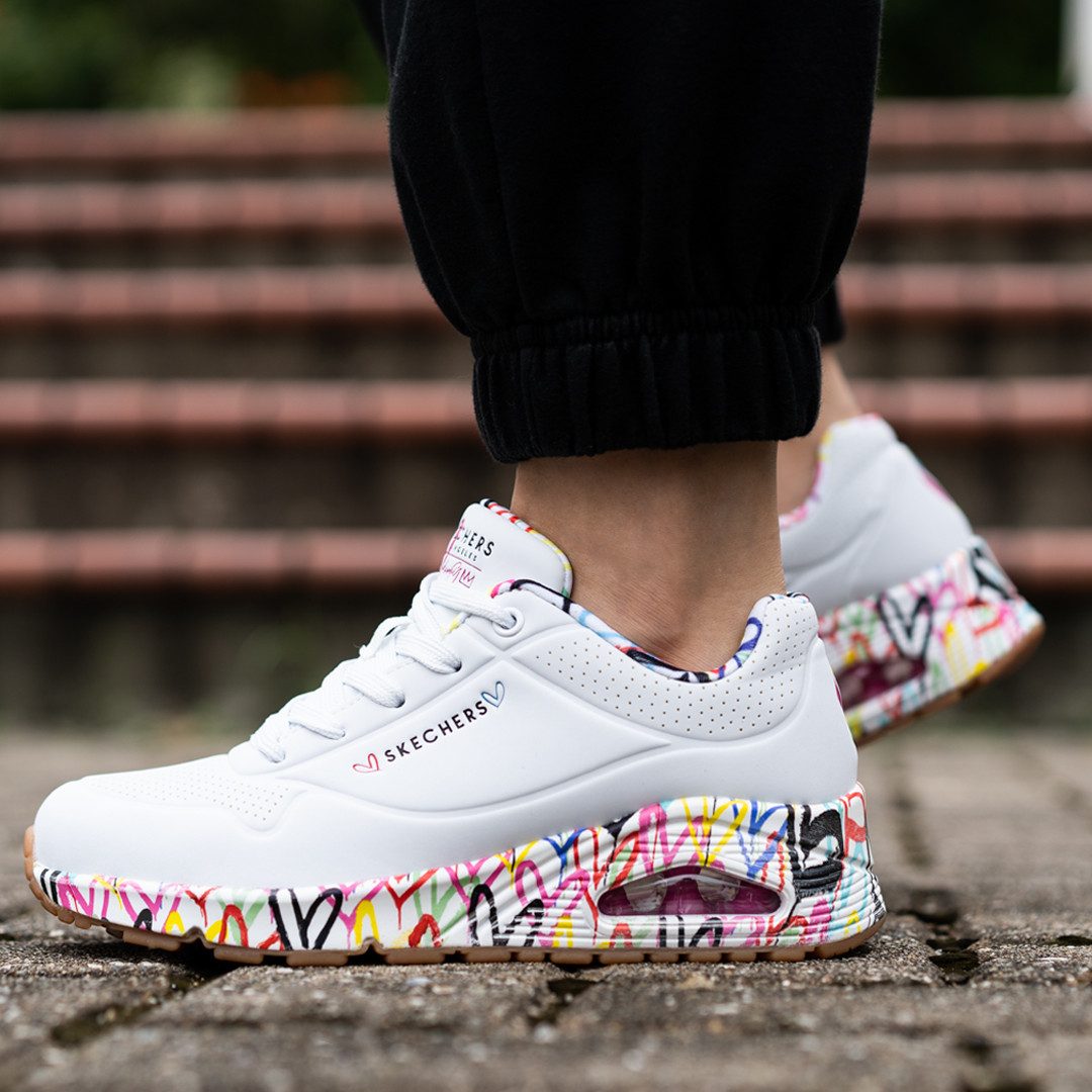 Skechers Sneakers met sleehak UNO-LOVING LOVE Vrijetijdsschoen, lage schoen, veterschoen met coole graffiti-print