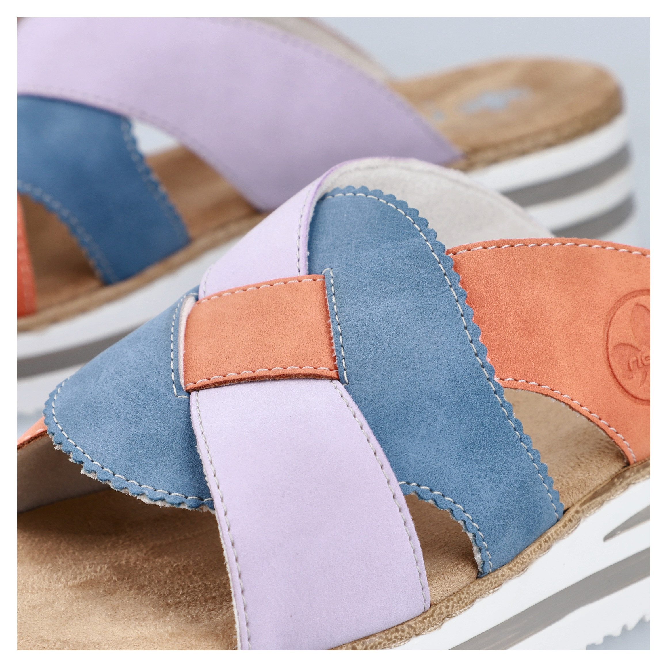 Rieker Slippers Zomerschoen, strandschoen, huisschoen met twee kleurige plateausool