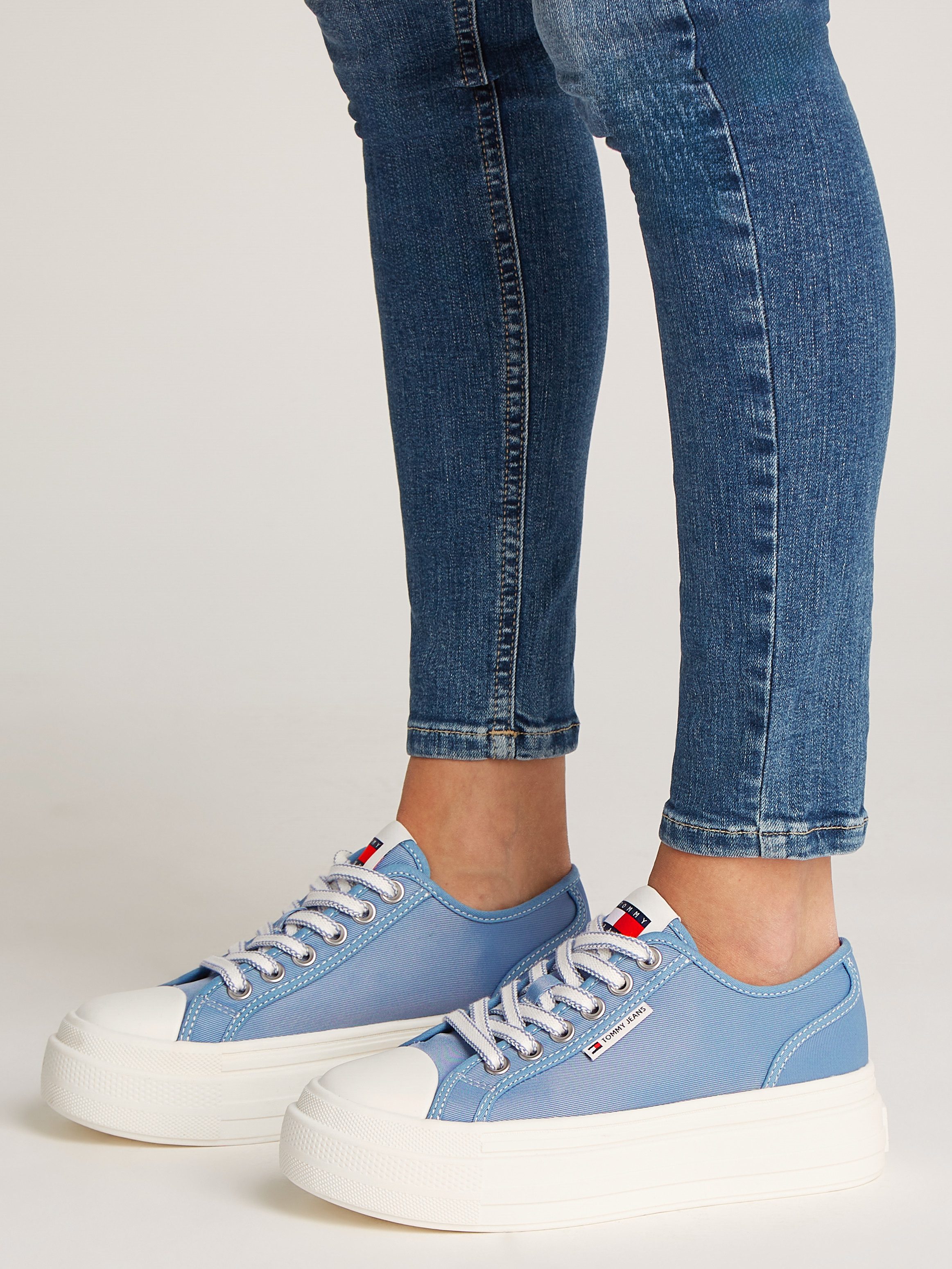 TOMMY JEANS Plateausneakers TJW FOXING FLATFORM SNEAKER LOW vrijetijdsschoen, lage schoen, veterschoen met trendy contraststiksels