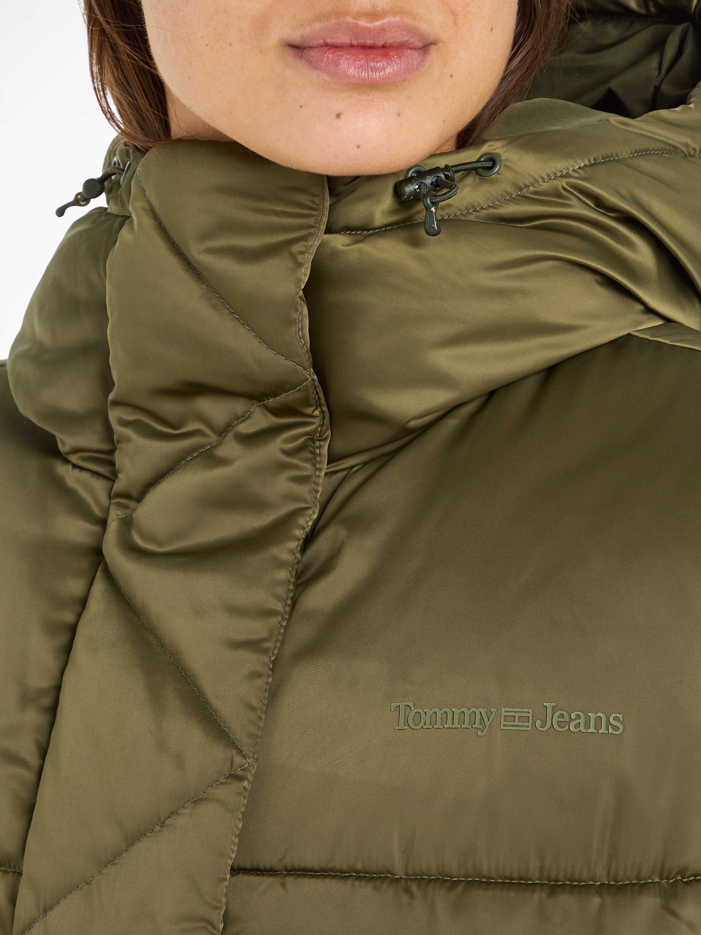 TOMMY JEANS Gewatteerde jas TJW OVR SATIN PUFFER met tommy jeans-merklabel