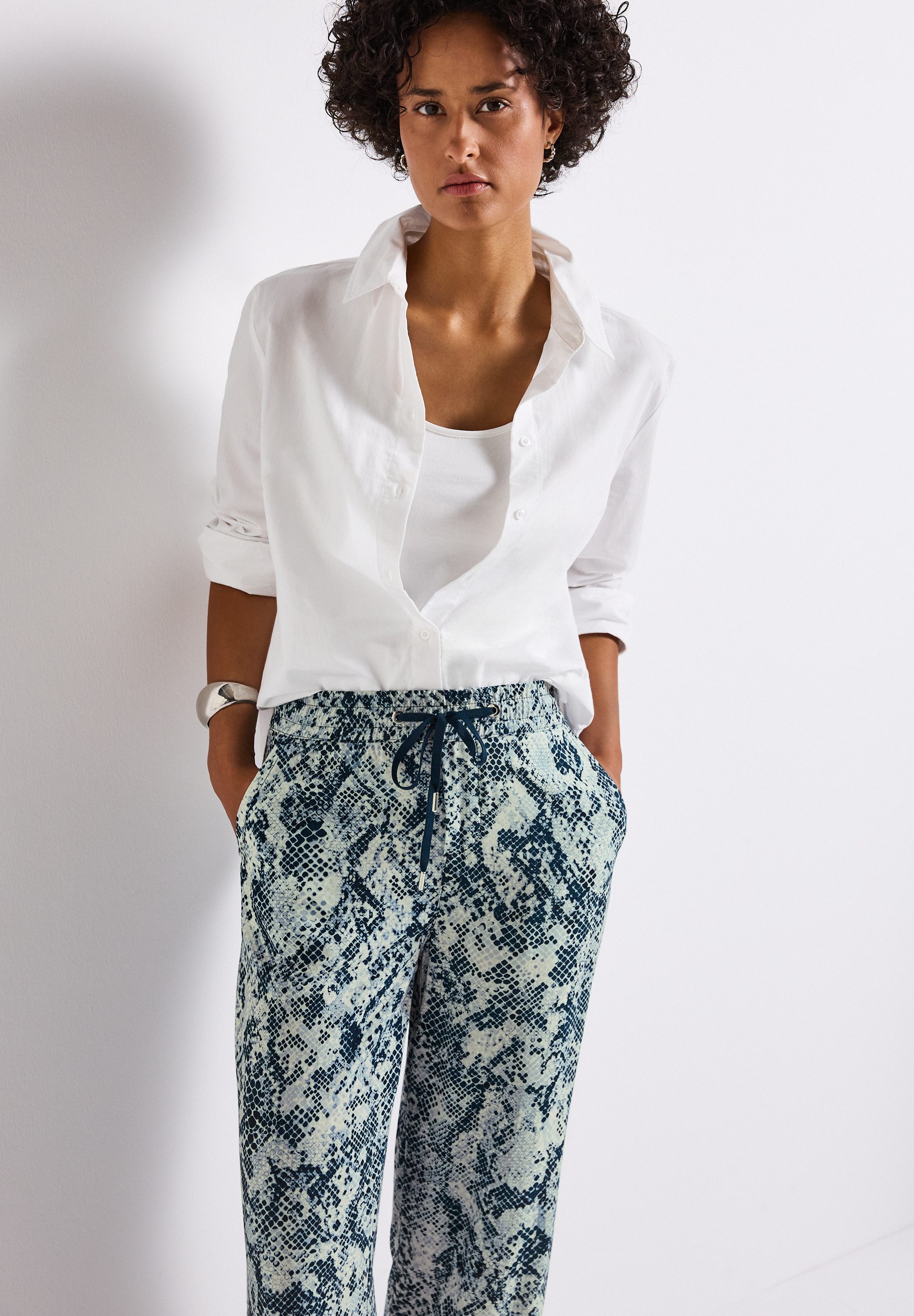 STREET ONE Stoffen broek Style Emee met elastische tailleband en tunnelkoord, met grafisch patroon
