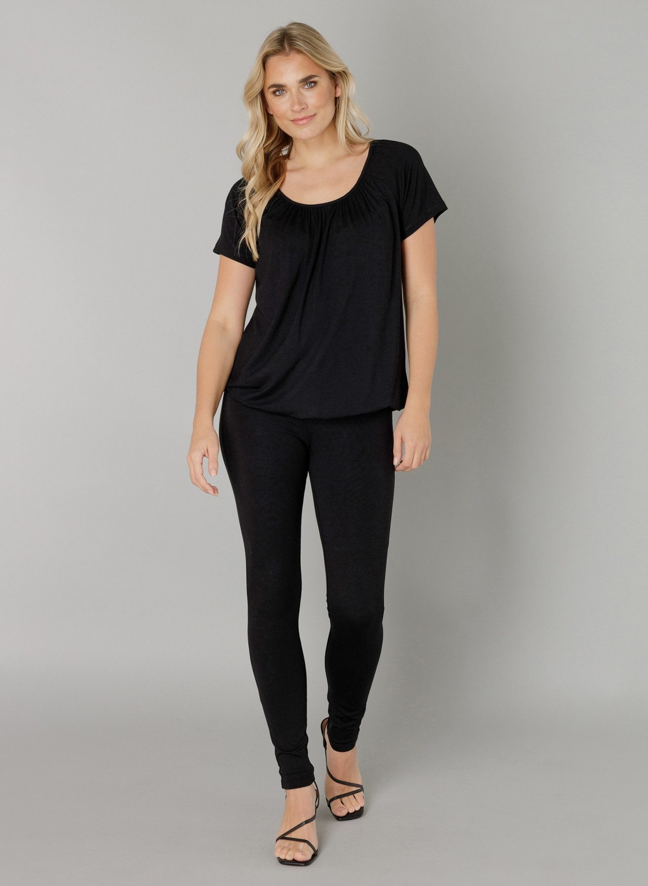 Base Level T-shirt Yona met plooien bij de hals en een elastische tailleband