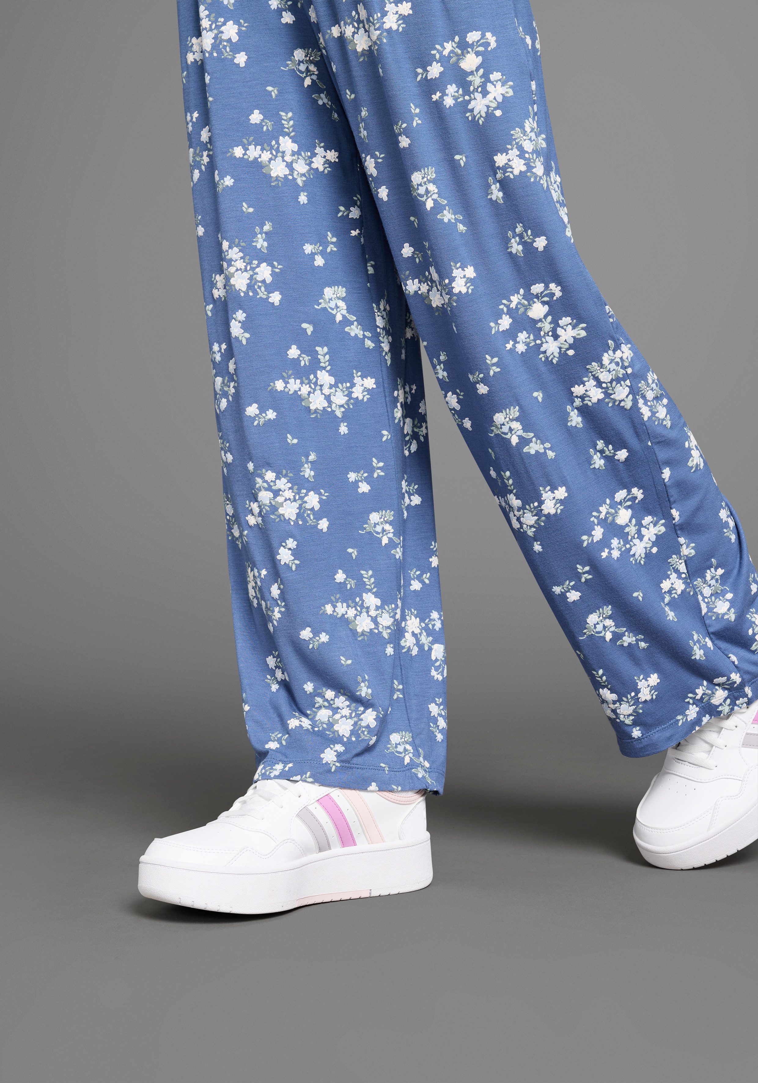 KIDSWORLD Comfortbroek Viskose broek met bloemendruk Trendige broek met bloemenmotief