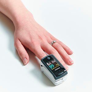 Omron Saturatiemeter P300 Intelli IT bluetooth-vingerpulsoximeter voor het meten van zuurstofverzadiging/saturatie (spo2) met bijbehorende app