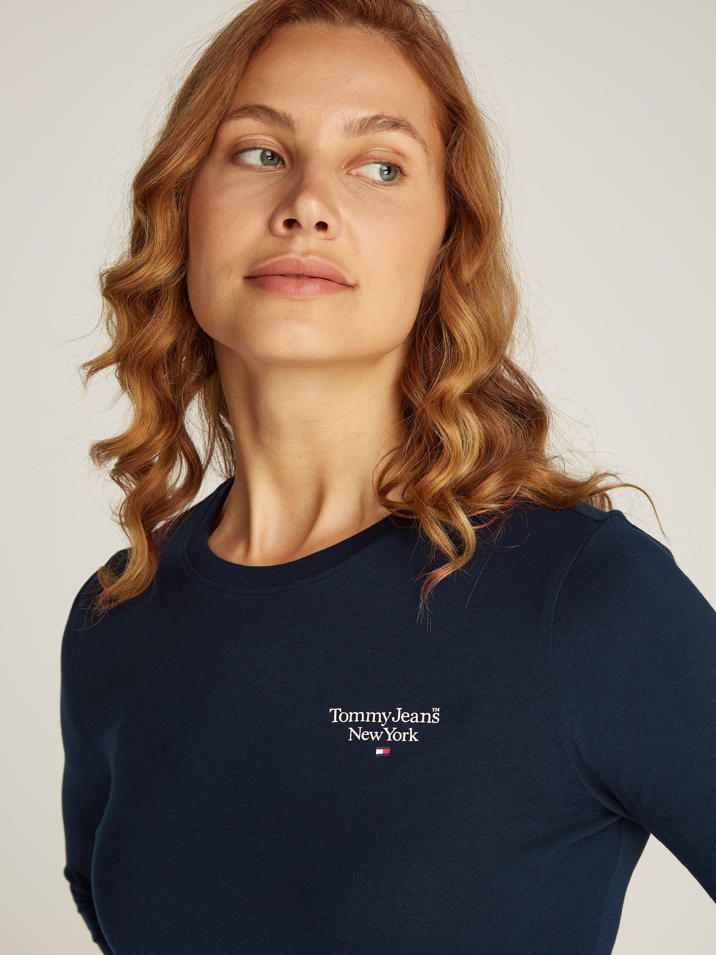 Tommy Jeans Curve T-shirt TJW SLIM ESSENTIAL LOGO 2 LS EXT in grote maten met logo-opschrift