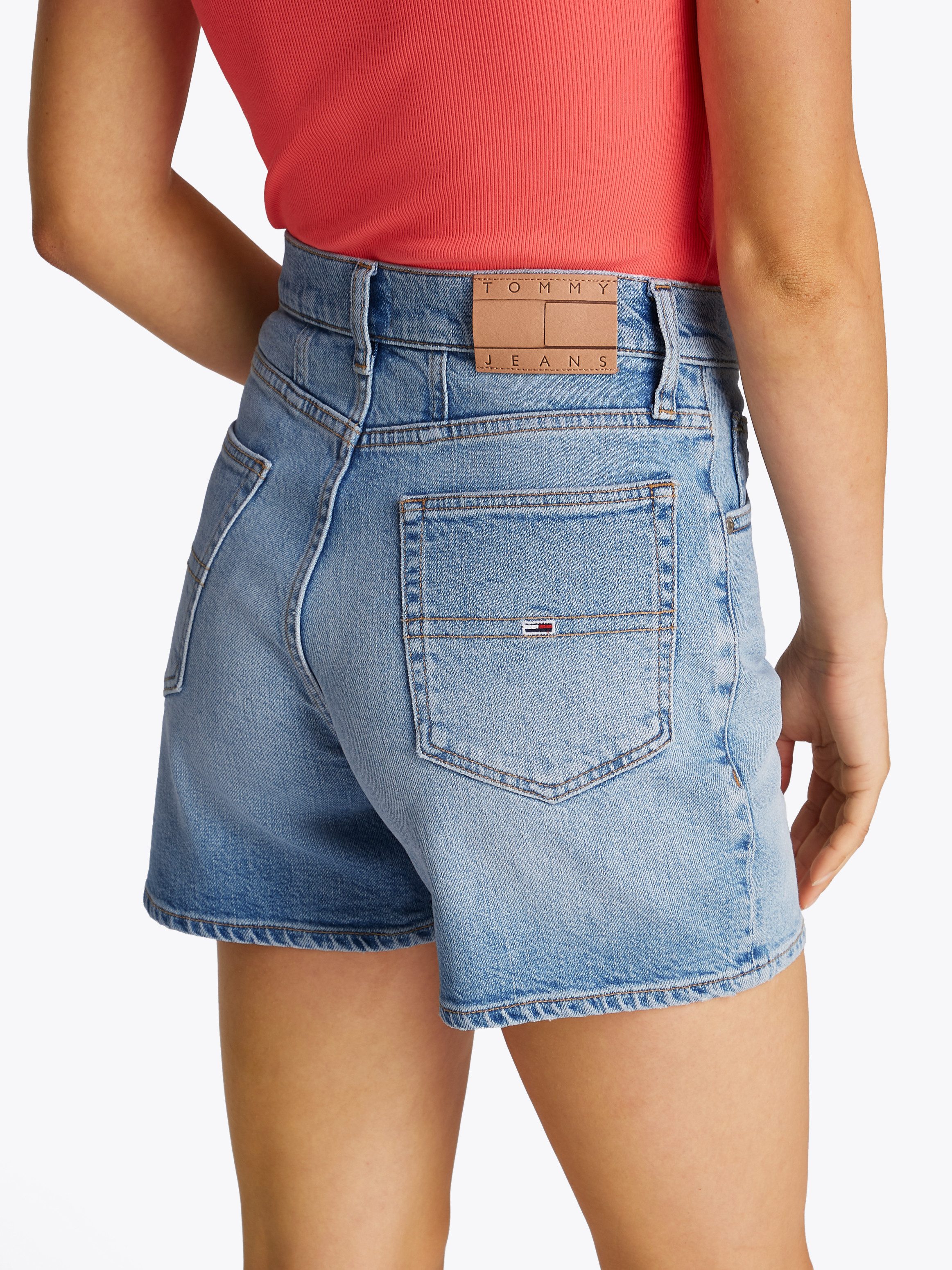 TOMMY JEANS Short MOM SHORT BI0112 met logo-badge, in blauwe wassing