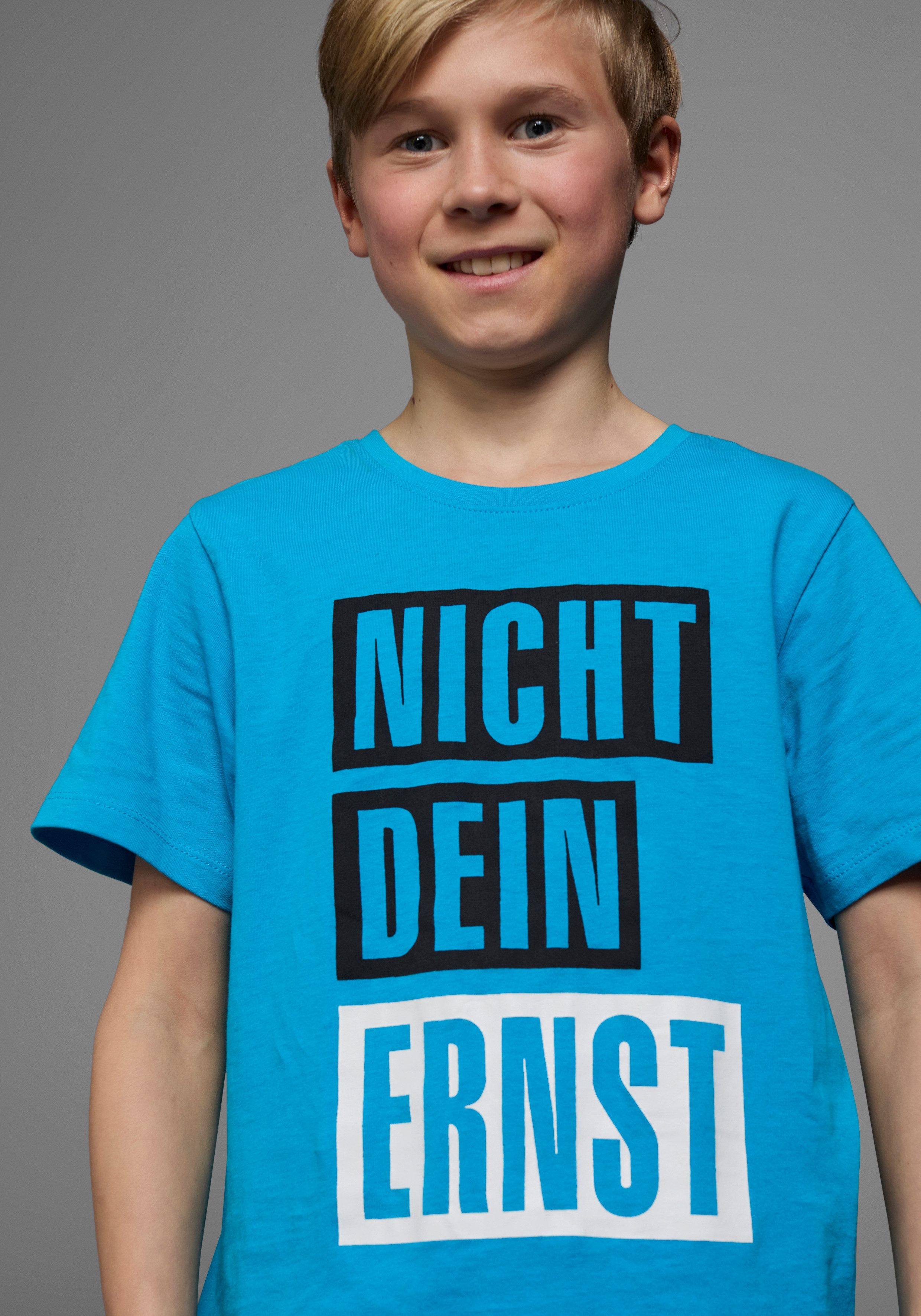 KIDSWORLD T-shirt Met spreuk: NICHT DEIN ERNST Korte mouwen, basic pasvorm, met trendy opdruk