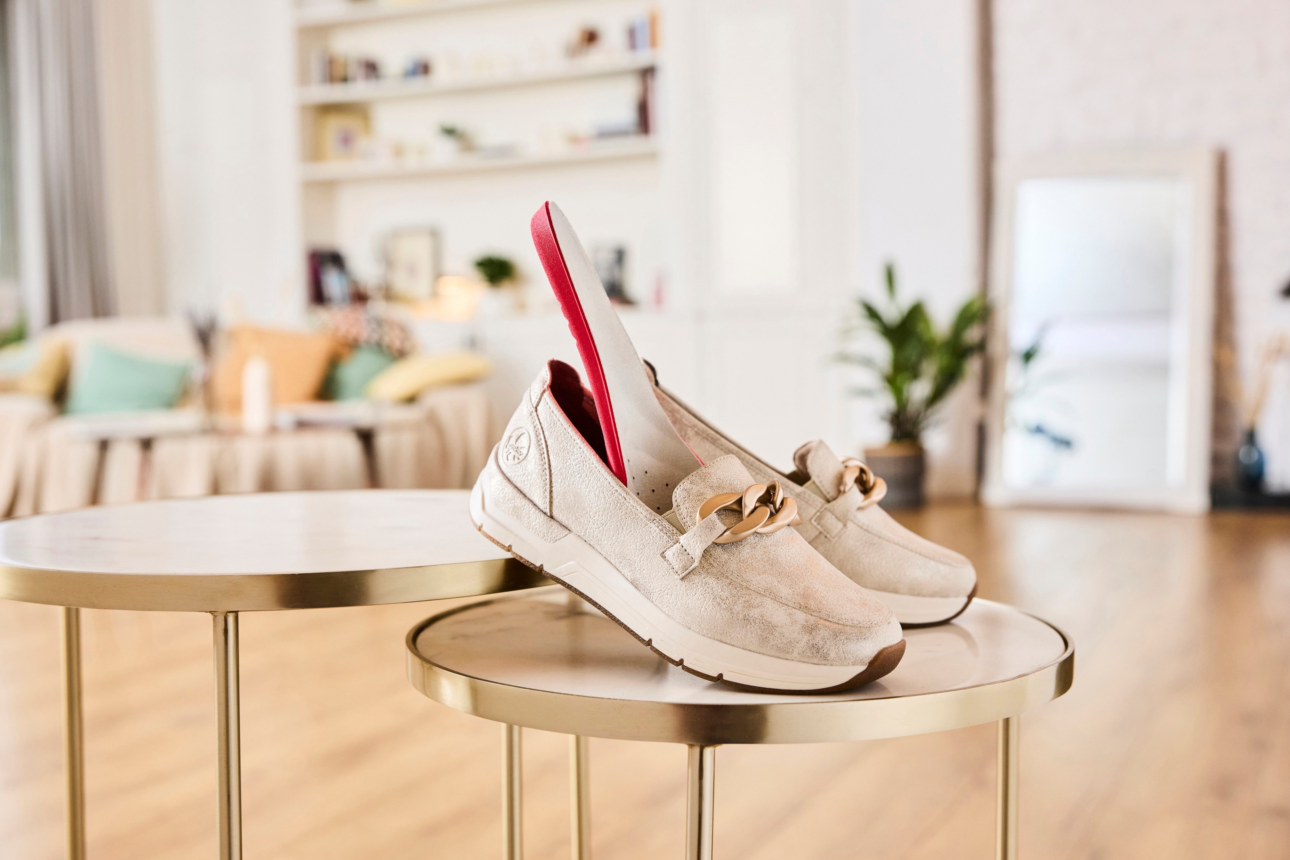 Rieker Loafers , slippers, slip-on sneakers, lage schoen met modieuze decoratieve ketting