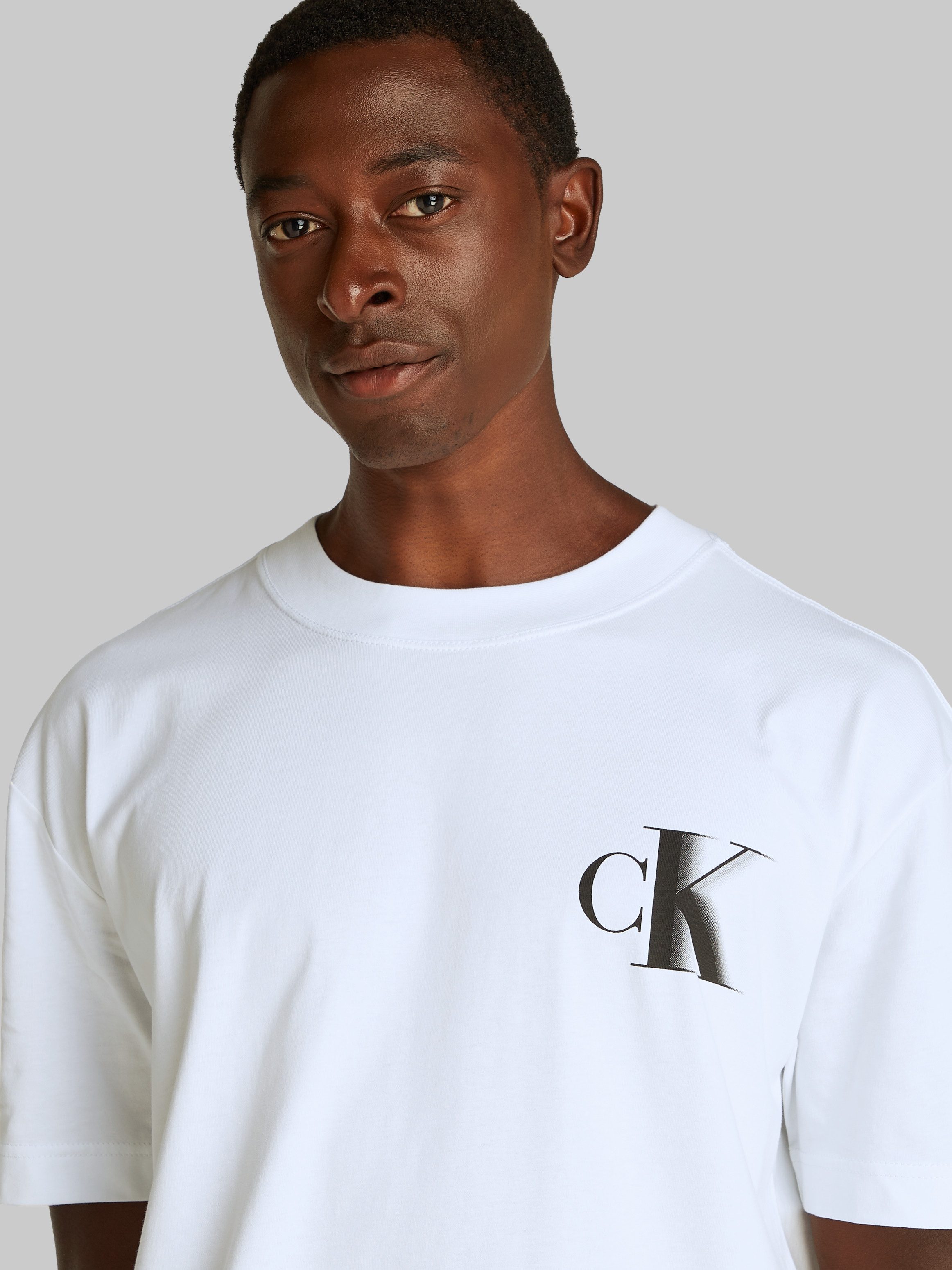 Calvin Klein T-shirt BOLD CK TEE met groot logo op de rug