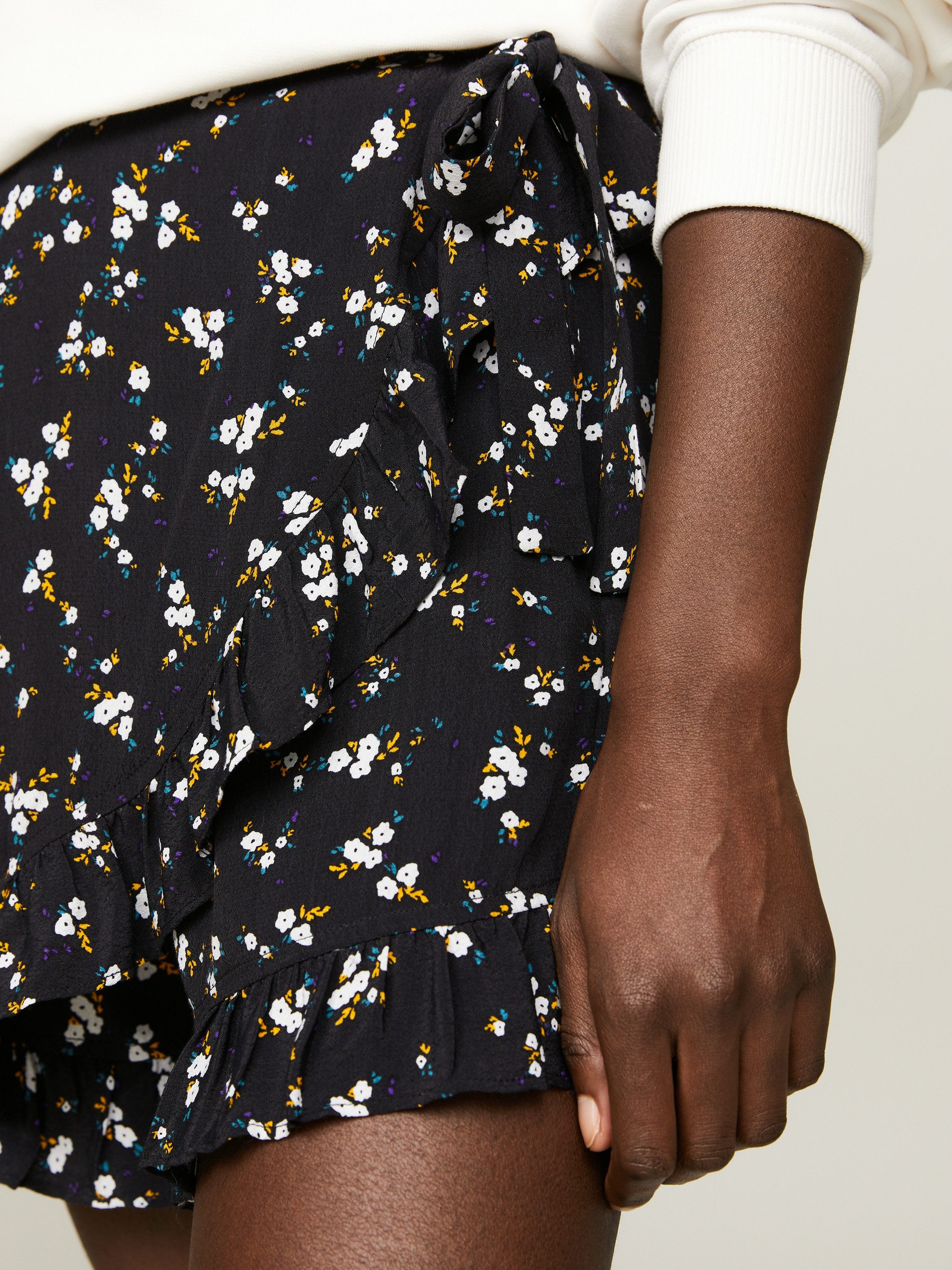 TOMMY JEANS Broekrok TJW FLORAL RUFFLE WRAP SKORT Webrok met Tommy Jeans merklabel