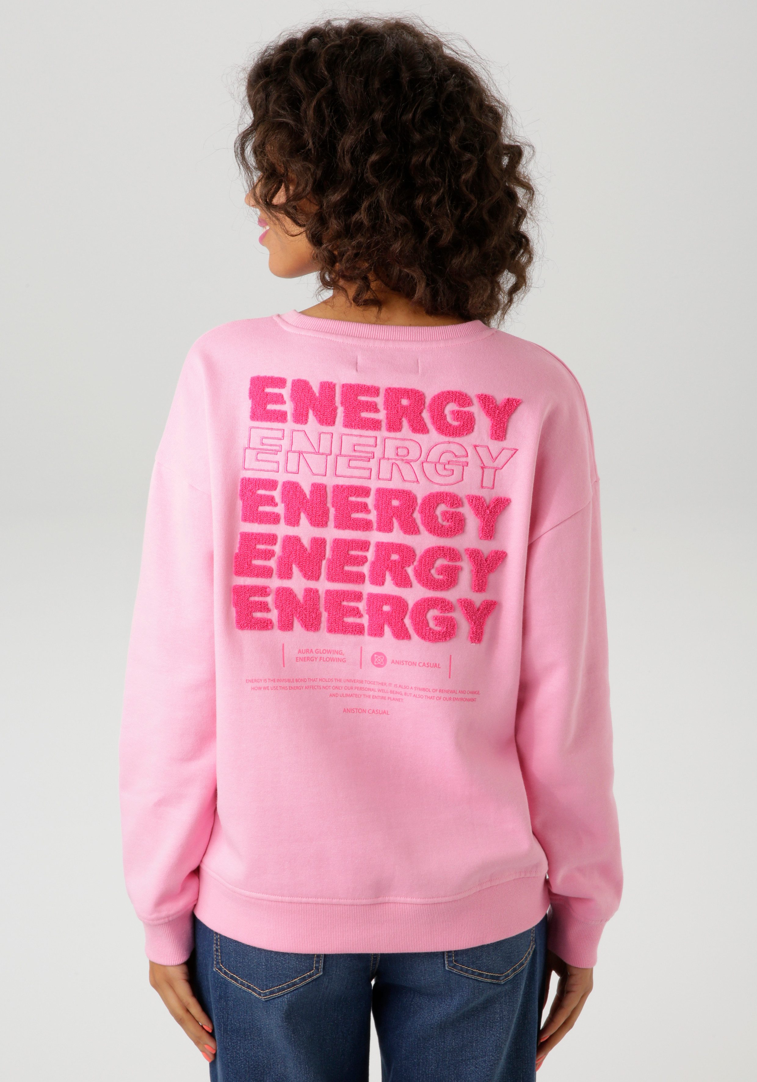 Aniston CASUAL Sweatshirt achter met applicaties, borduurwerk en teksten - nieuwe collectie