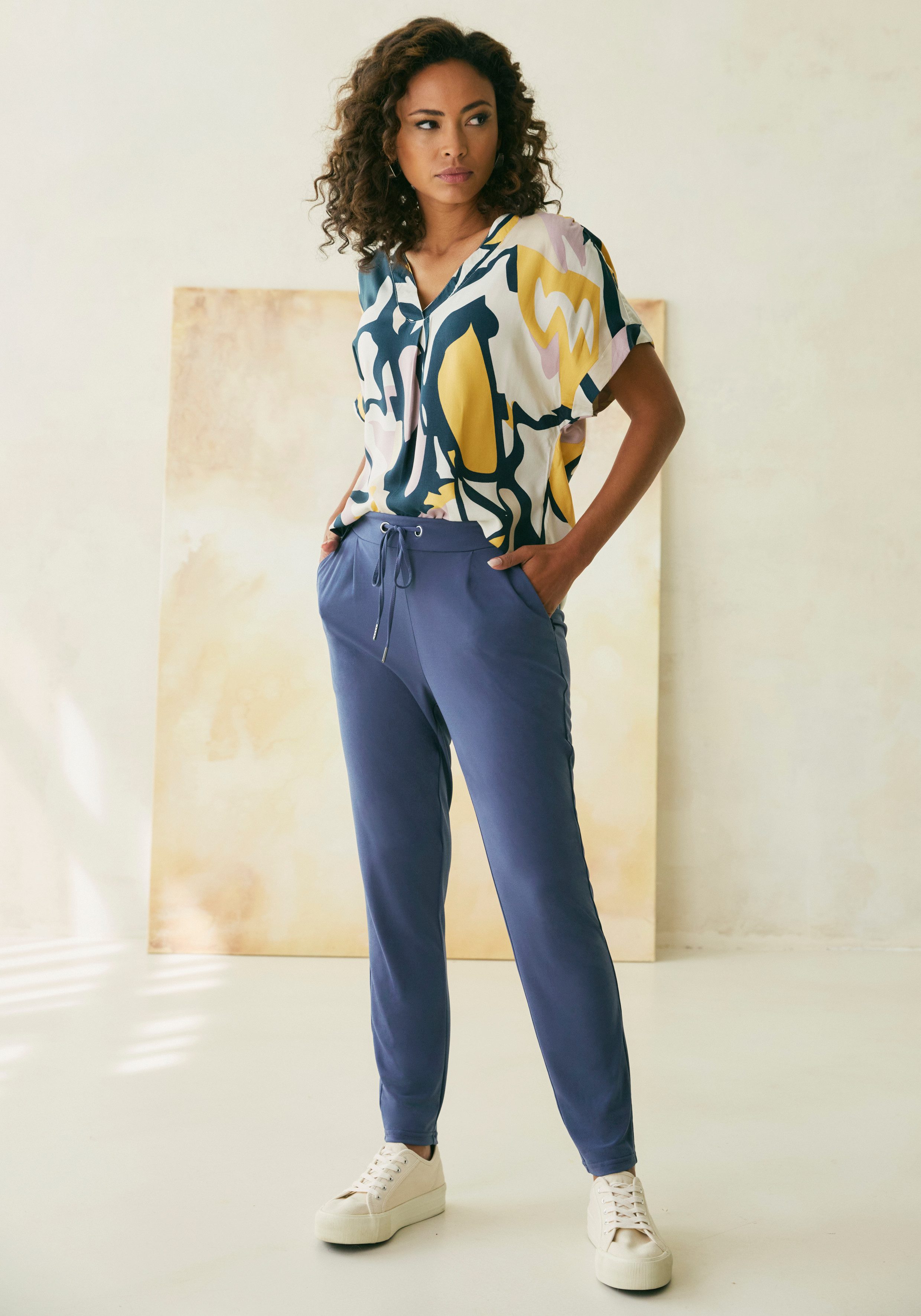 Lascana Comfortbroek van gladde jerseykwaliteit, lichte zomerbroek met zakken, kreukvrij