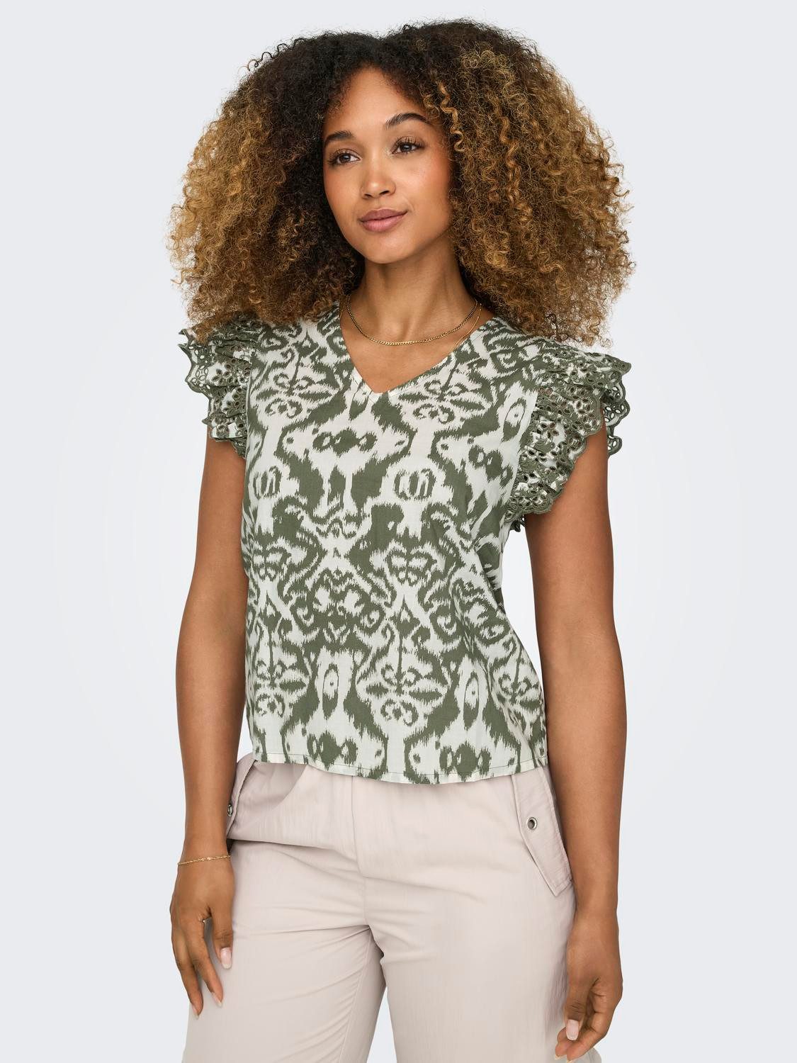 Only Shirt met V-hals ONLLOU EMB S S FRILL TOP PTM