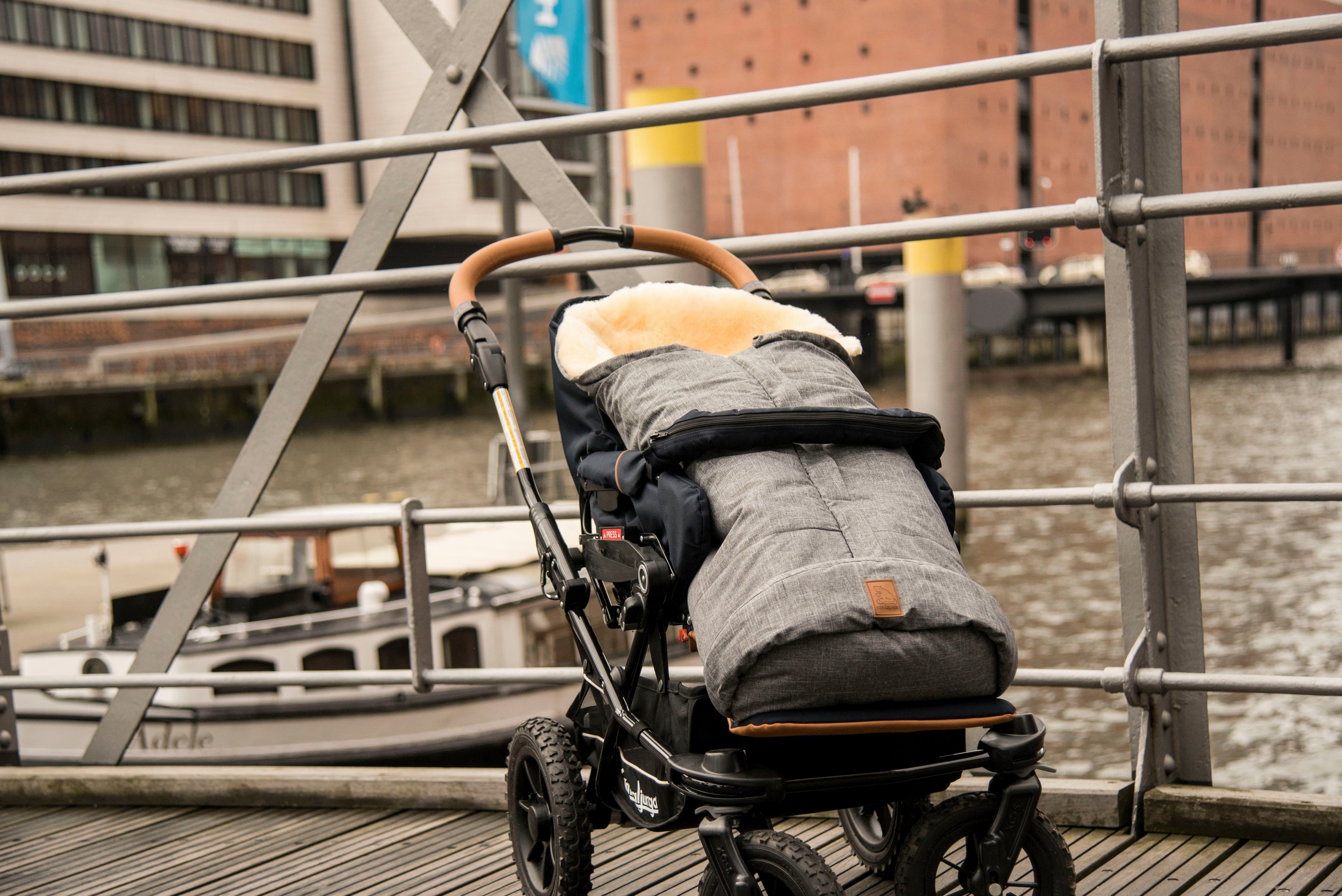 Heitmann Felle Voetenzak Eisbärchen - Lamsvacht wintervoetsak - Premium kwaliteit met echte lamsvacht, voor kinderwagen & buggy, 6 gordelsleuven, wasbaar