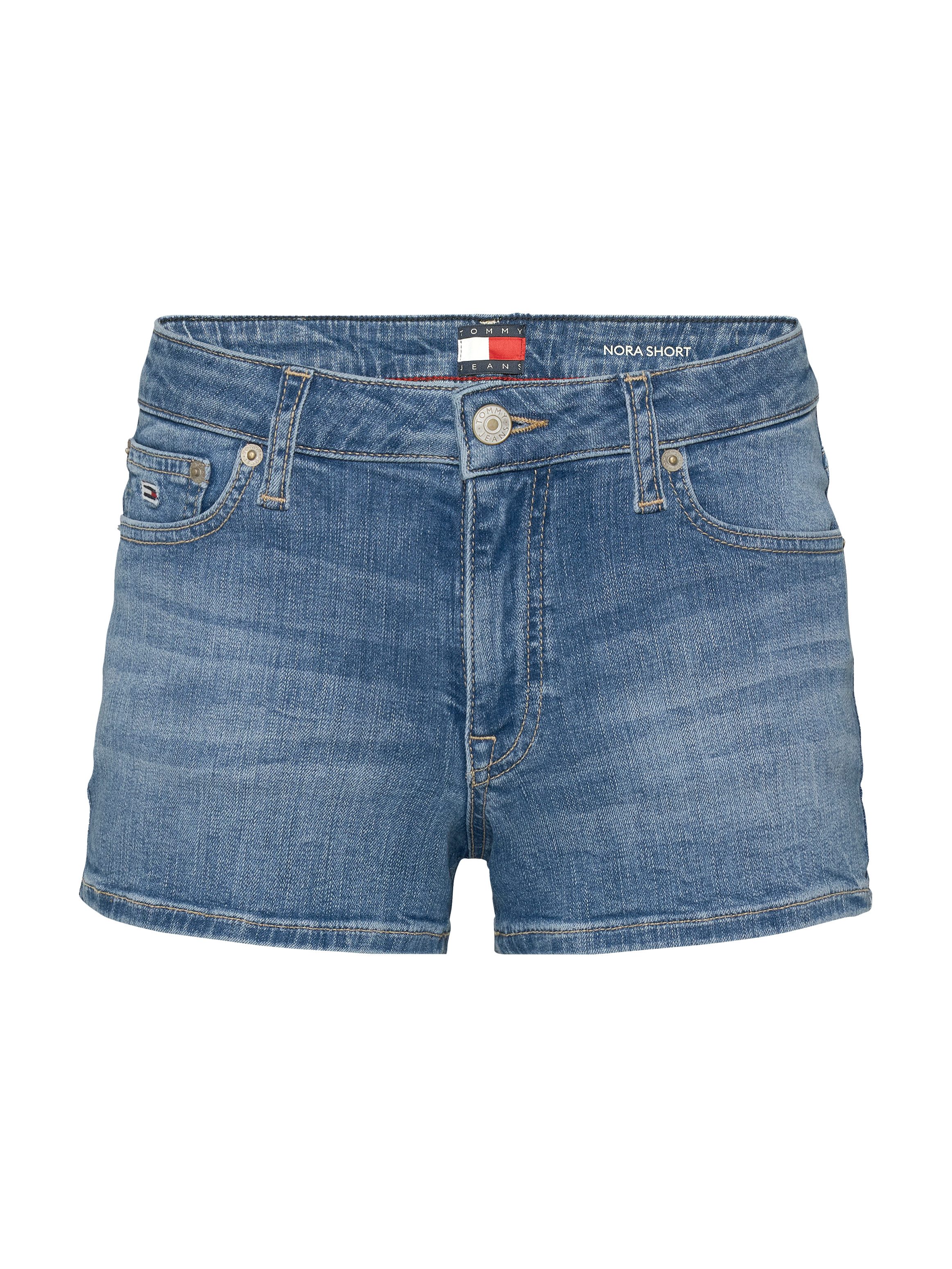 TOMMY JEANS Short NORA SHORT BI8233 met logo-badge, in blauwe wassing