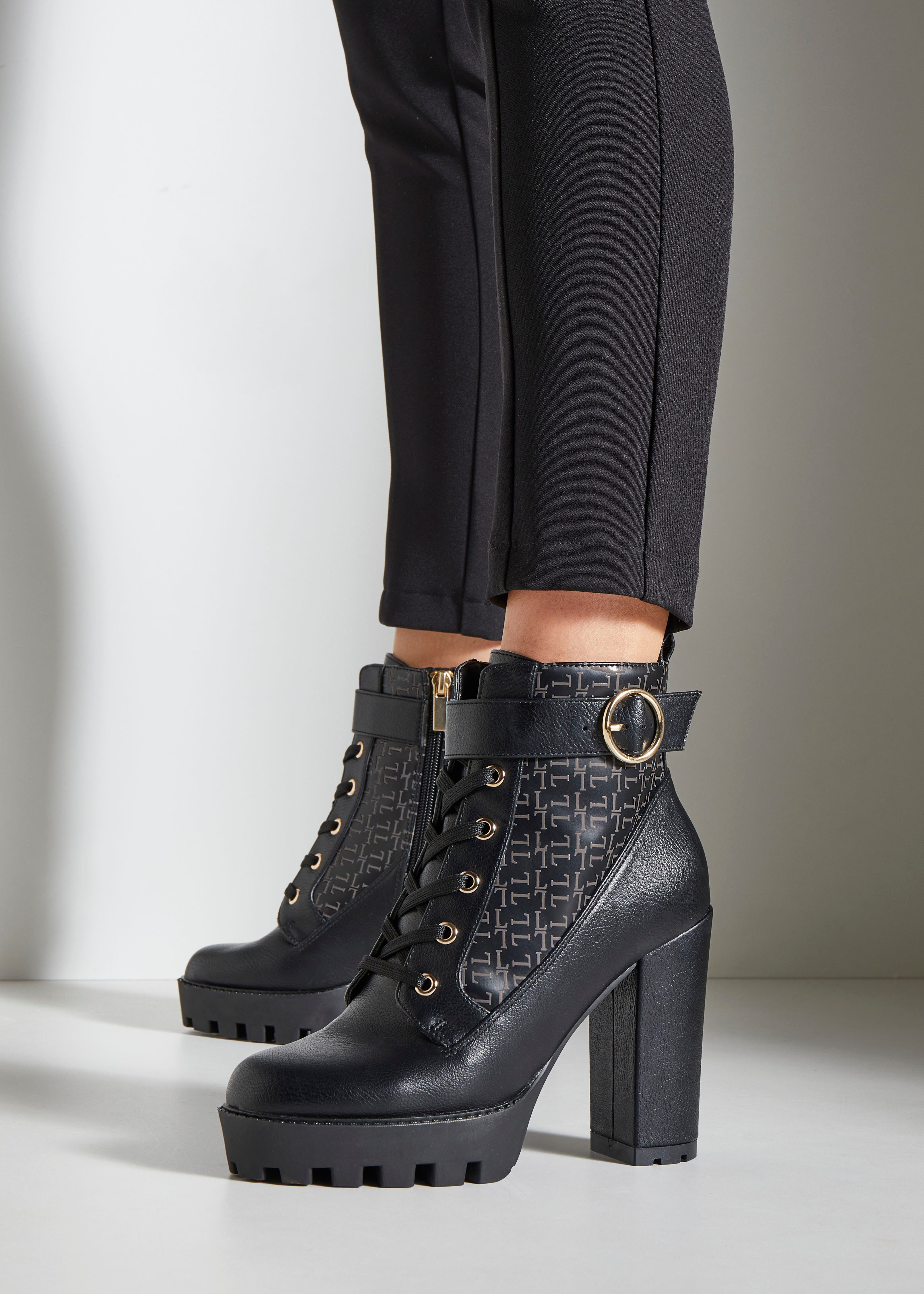 Lascana Laarsjes met blokhak en verfijnde patroon, high-heel enkellaars vegan