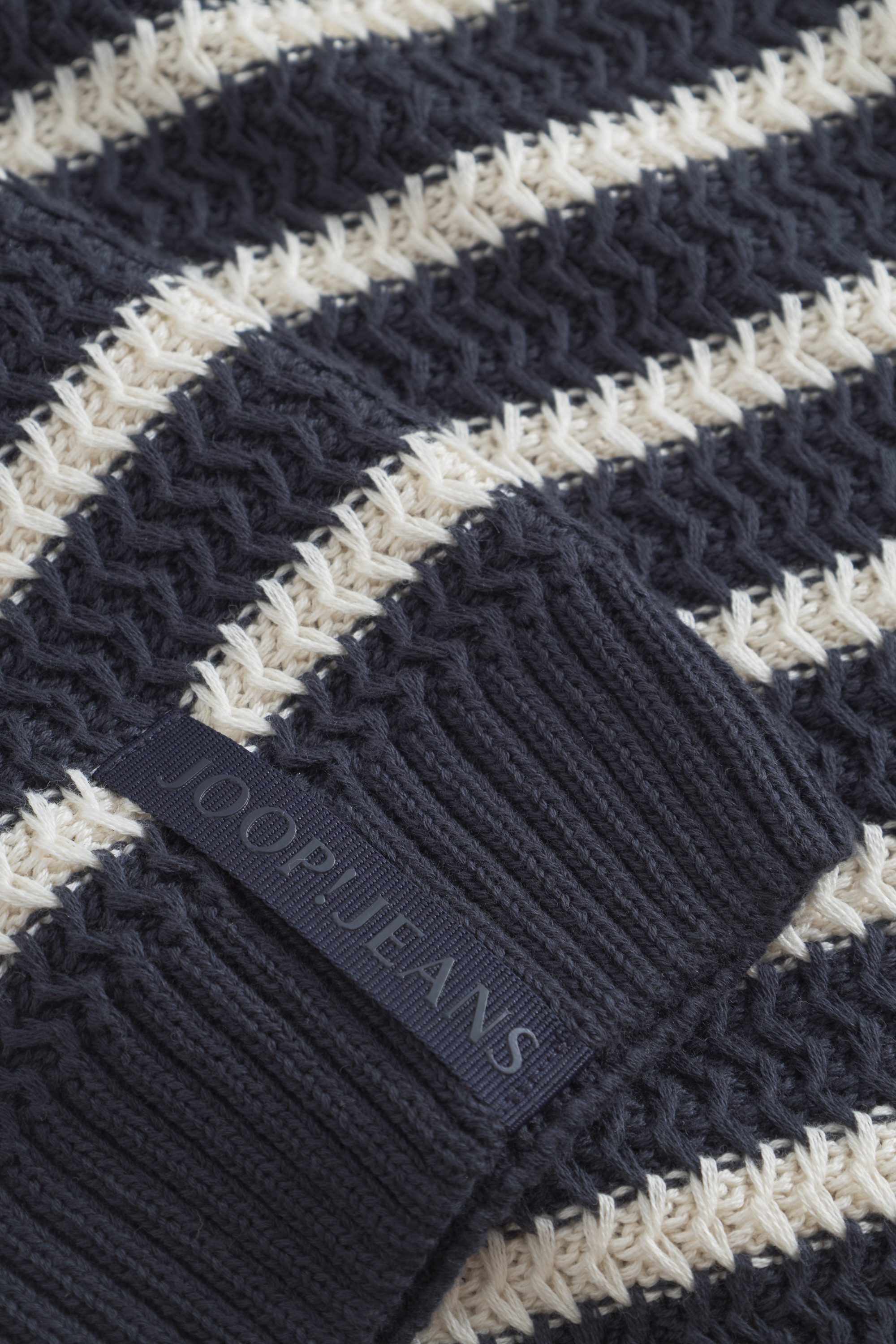 Joop Jeans Trui met ronde hals Gerono Breipatroon, patch aan de zijkant van het lichaam