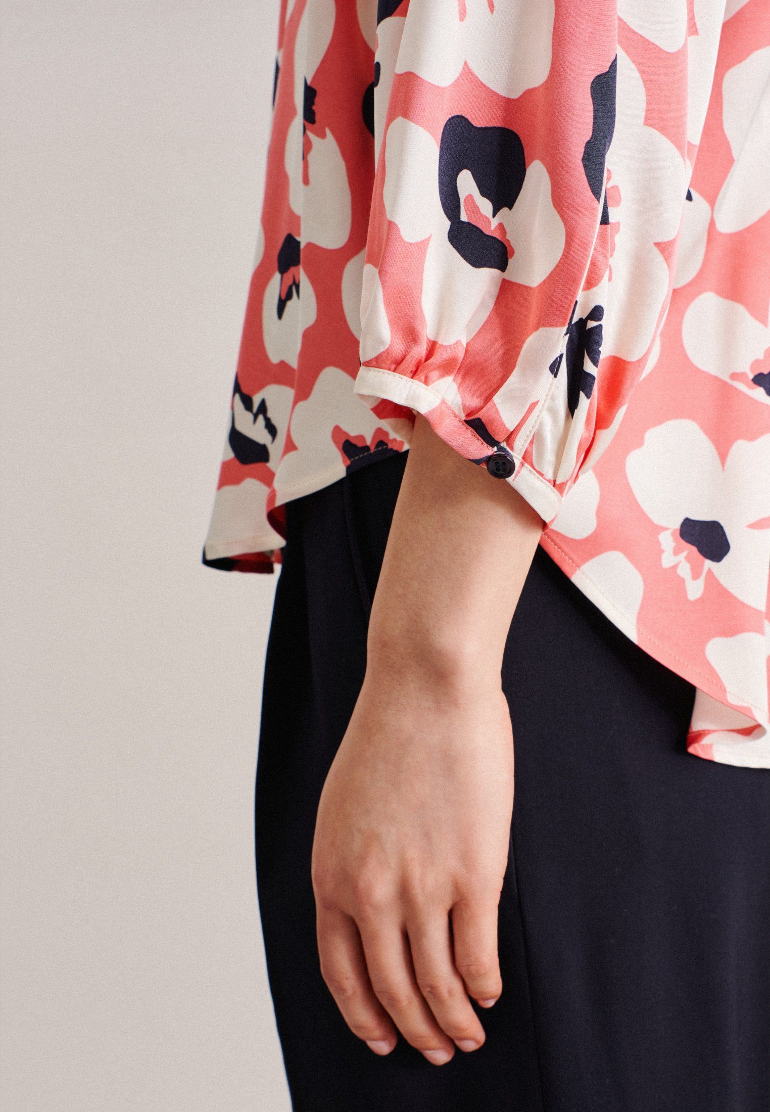 seidensticker Blouse zonder sluiting Zwarte roos Lange mouwen ronde hals print