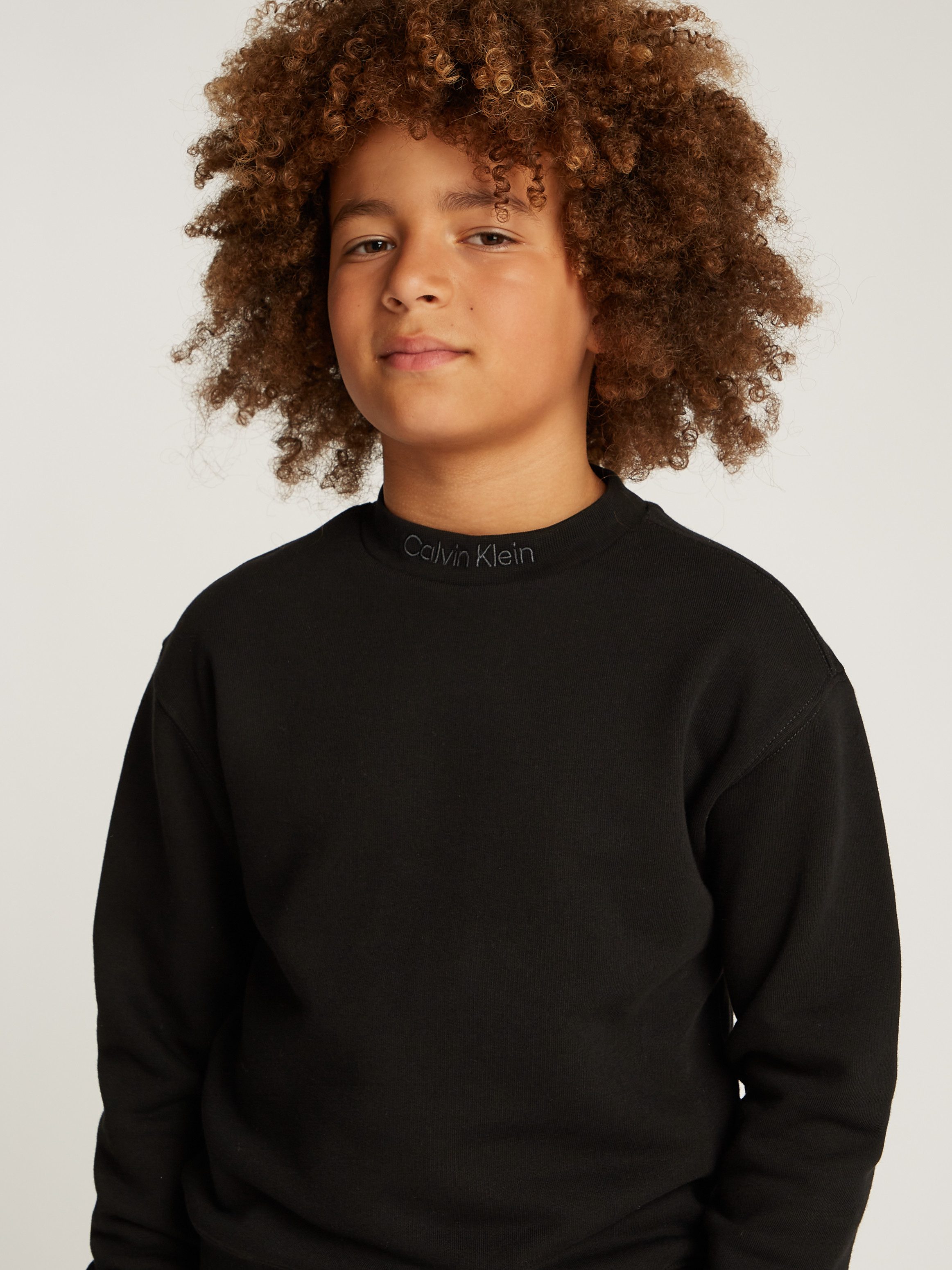 Calvin Klein Shirt met lange mouwen en broek EMBRO. CK LOGO TERRY SET voor kinderen tot 16 jaar met logo-opdruk