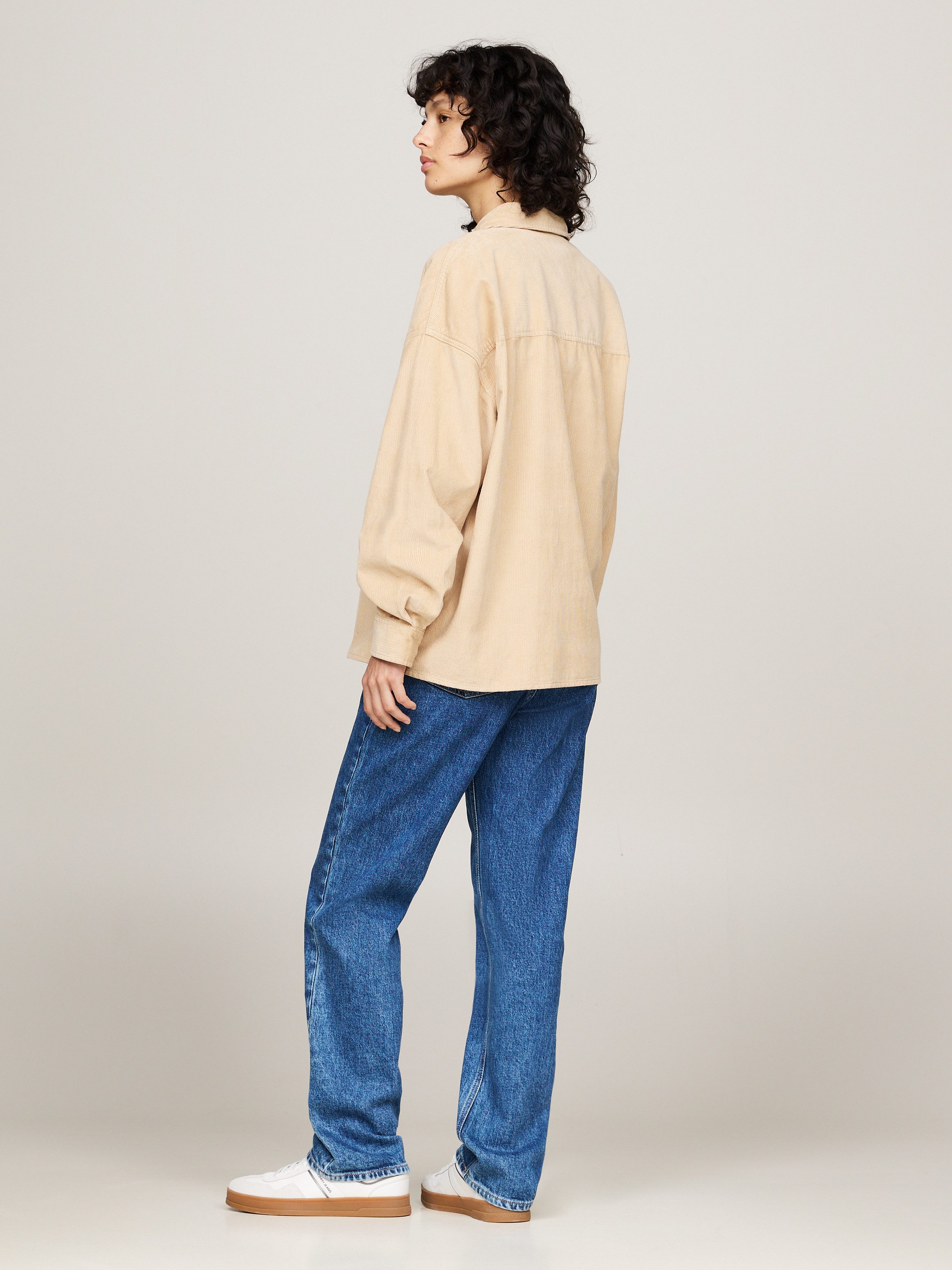 TOMMY JEANS Outdoorblouse TJW FINE CORD OVERSHIRT van fijn corduroy, logo-vlag