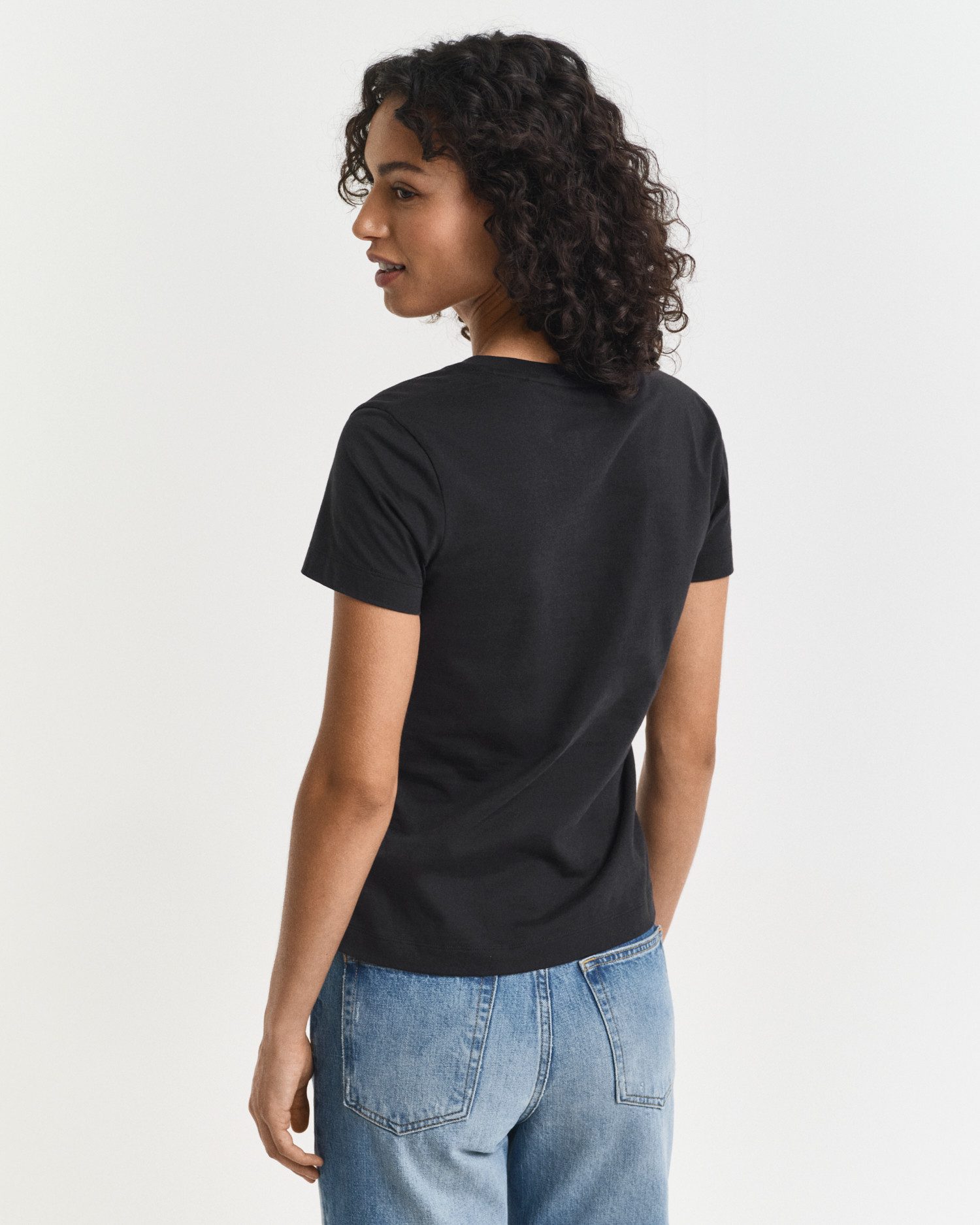 Gant T-shirt REG SHIELD KA V-NECK T-SHIRT met een klein geborduurd logo op de borst
