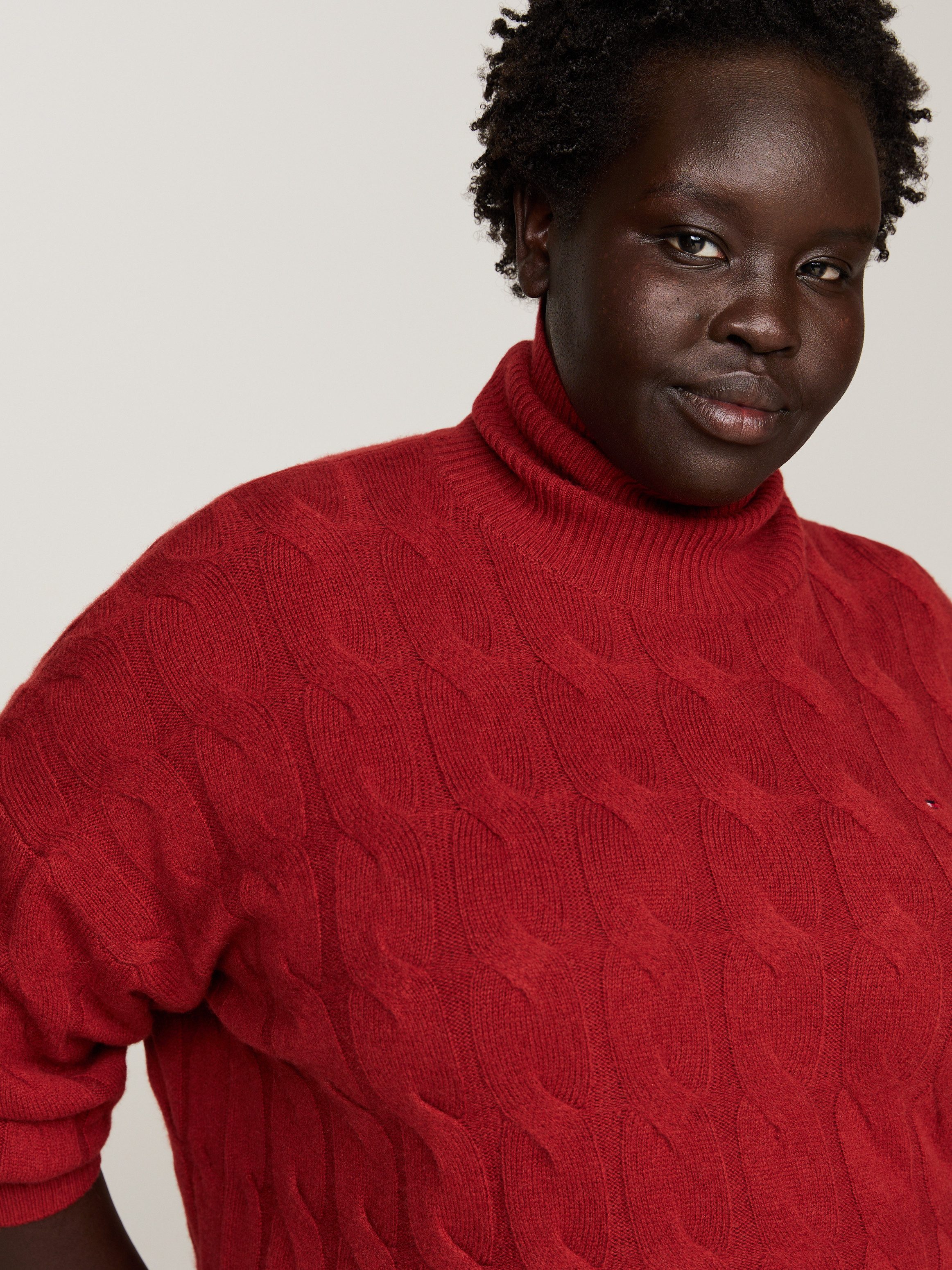 Tommy Hilfiger Curve Coltrui CRV SOFT WOOL C Sweater in grote maten met logoborduring op de mouw van 100% wol