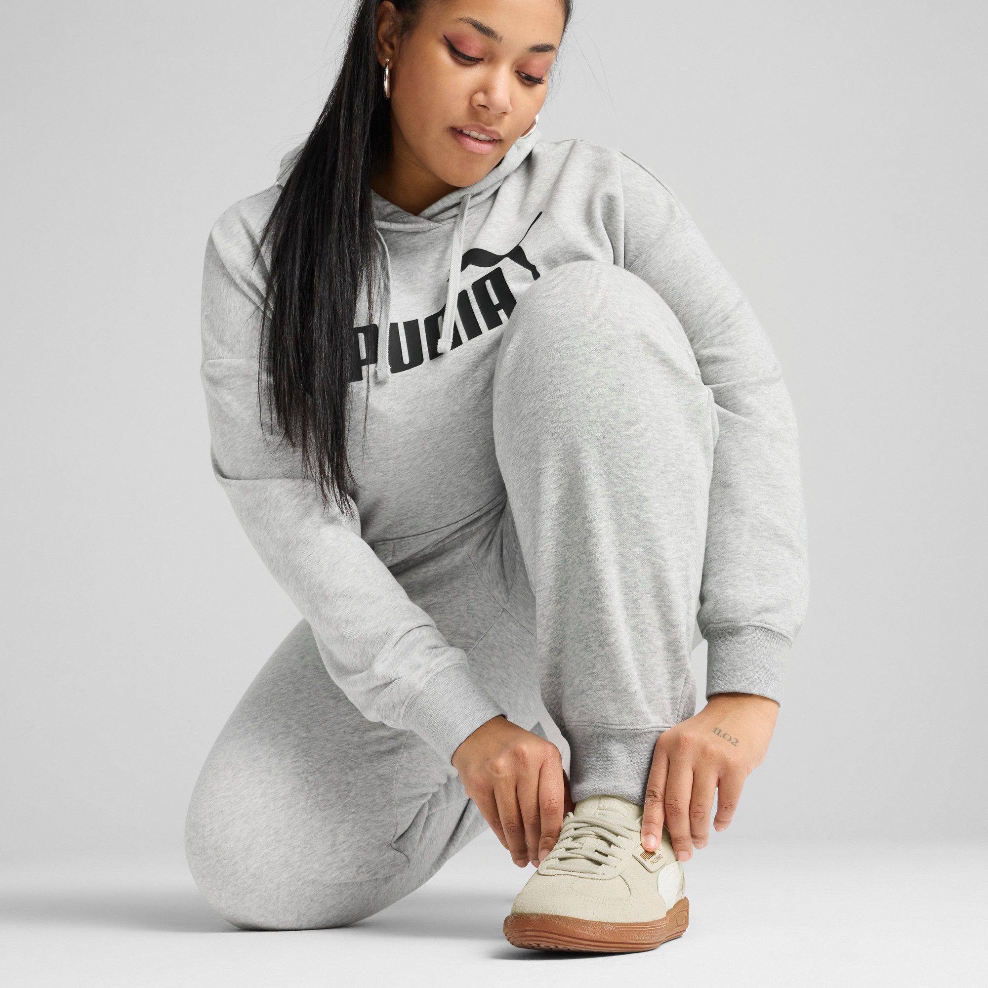 PUMA Trainingsbroek ESS SMALL NO. 1 LOGO COMFORT HIGH-WAIST SWEATPANTS FL CL