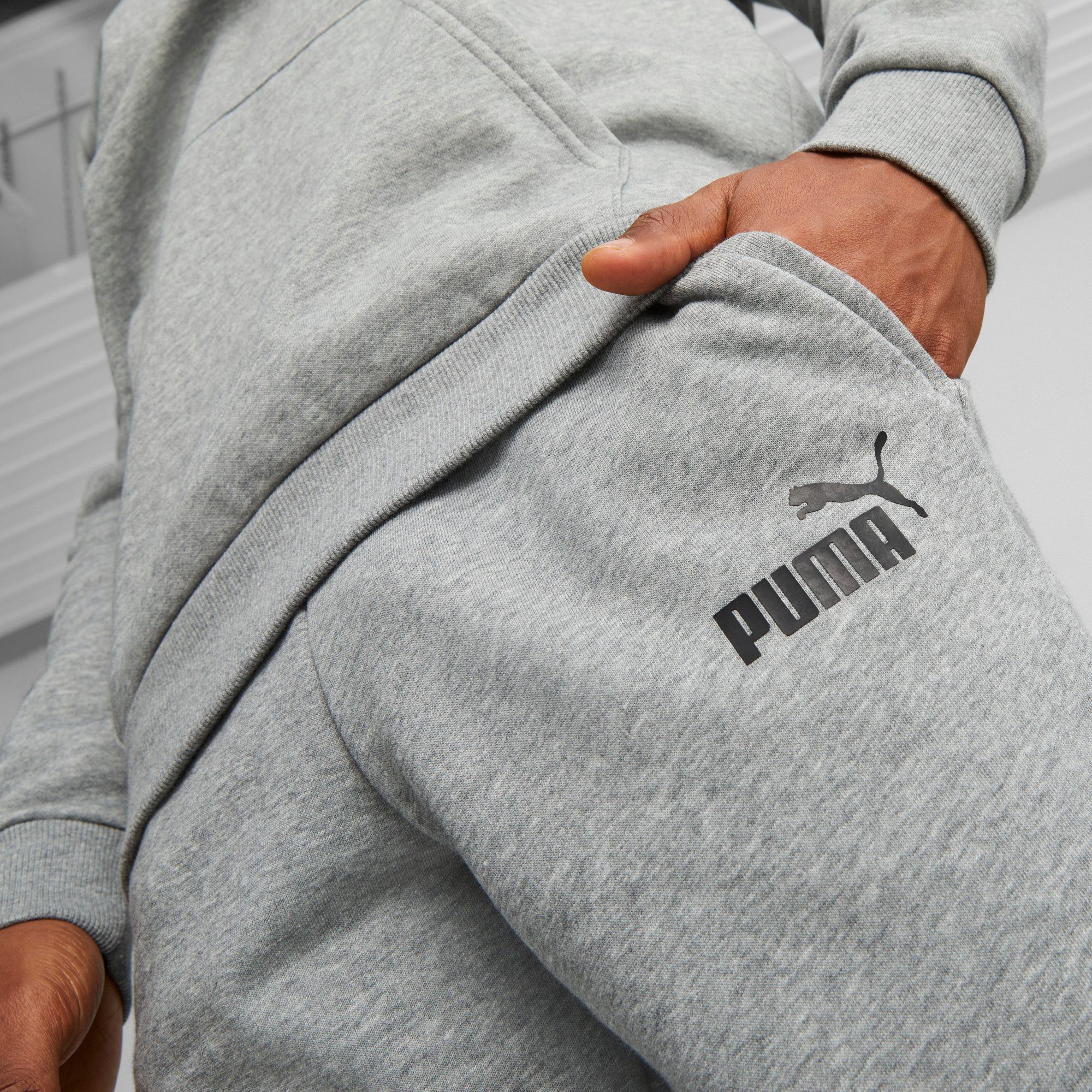 PUMA Trainingsbroek ESS Logo Pants TR cl Joggingbroek, French Terry kwaliteit