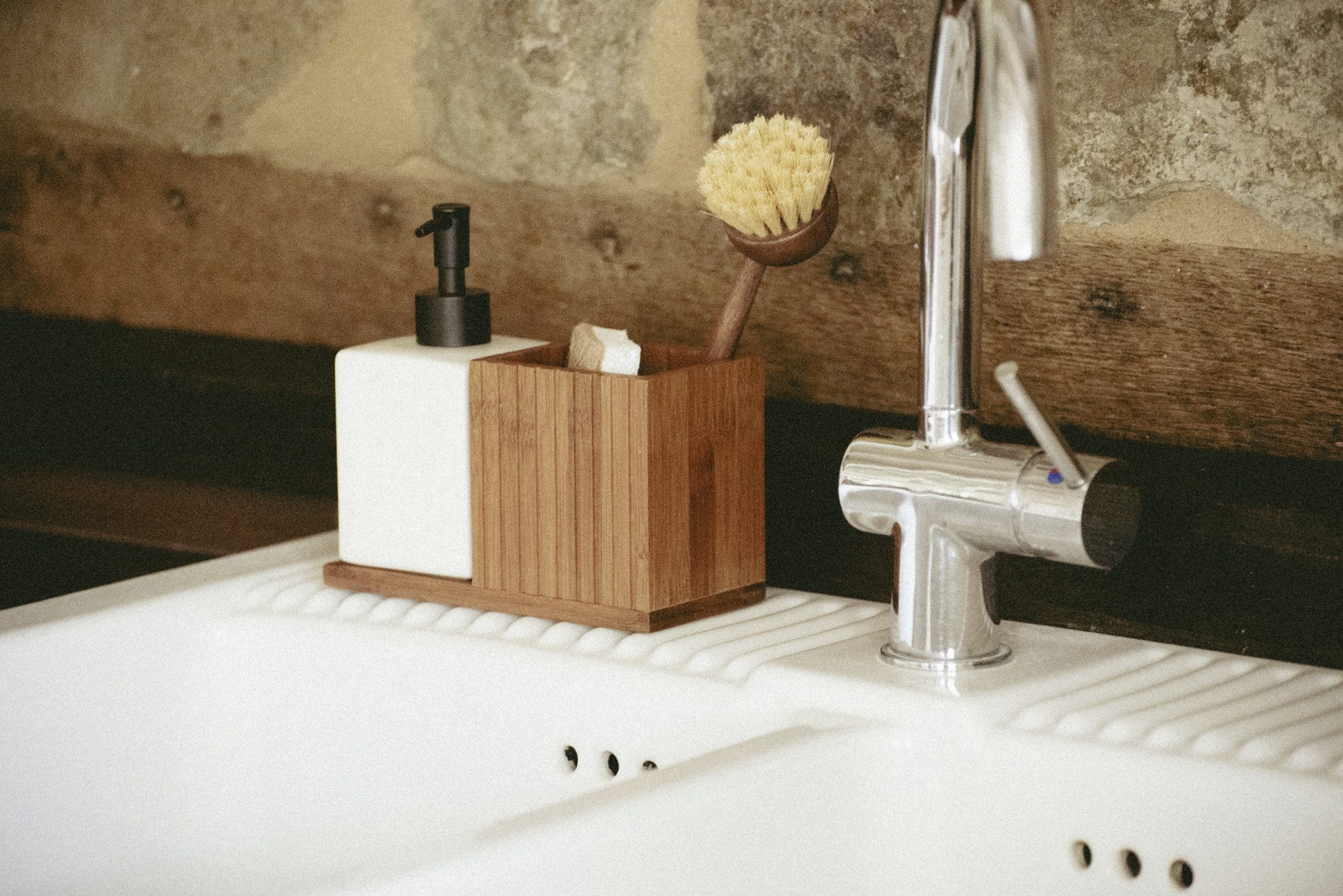 WENKO Dispenser voor afwasmiddel Modell Mera met utensilienhouder, keramiek & gerookt bamboe, landhuisstijl