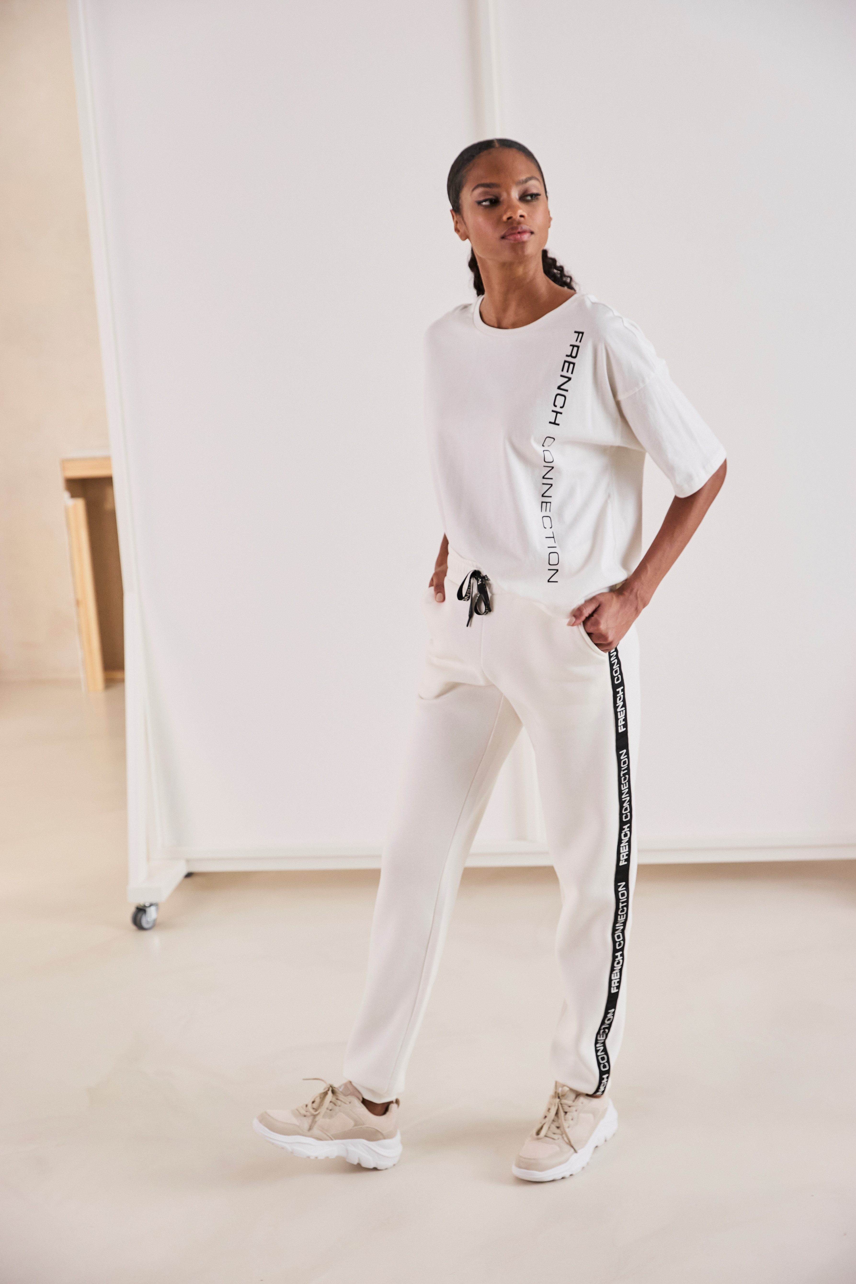 French Connection Sweatbroek met zij contraststrepen en logo-print