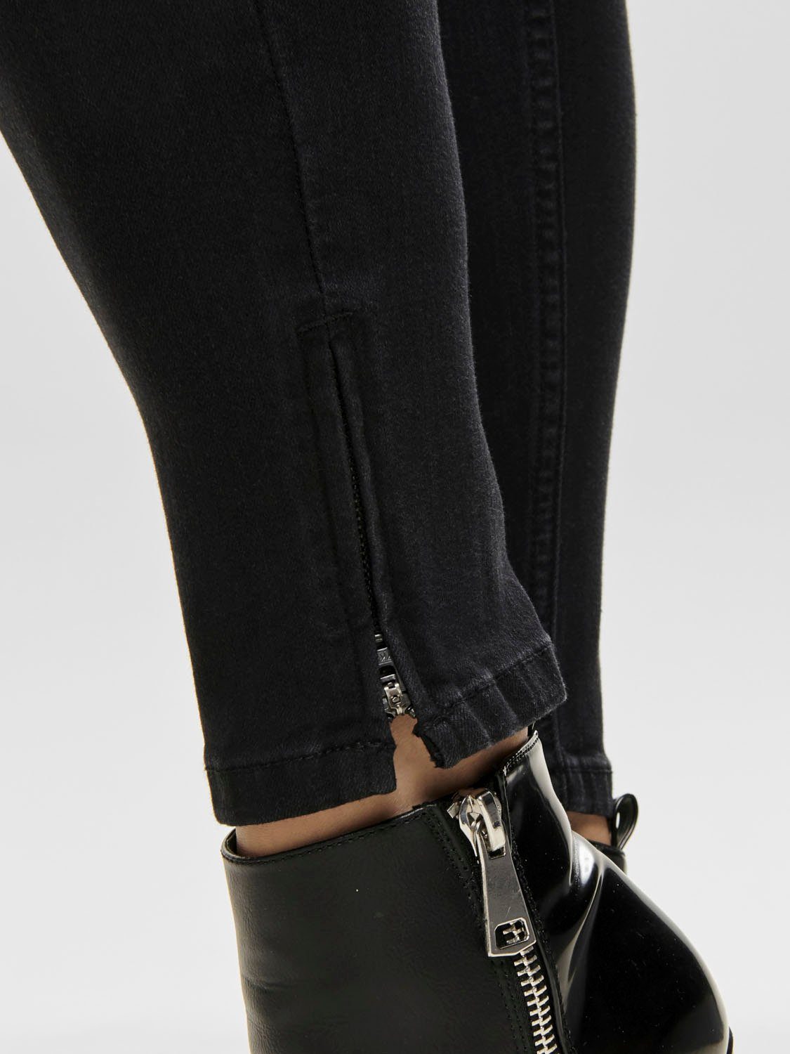 ONLY CARMAKOMA Skinny fit jeans CARKARLA REG SK ANKLE ZIP JNS met ritssluiting onder in de pijpen