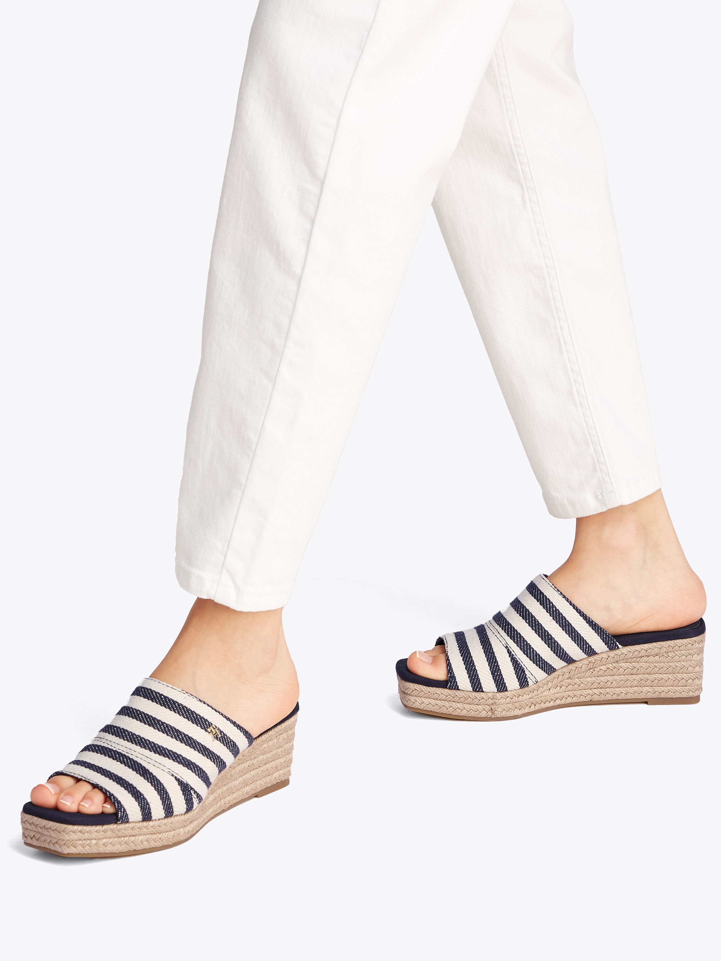 Tommy Hilfiger Slippers NAUTICAL STRIPES ESPADRILLE MULE , sleehak, zomerschoen in modieuze streep-look