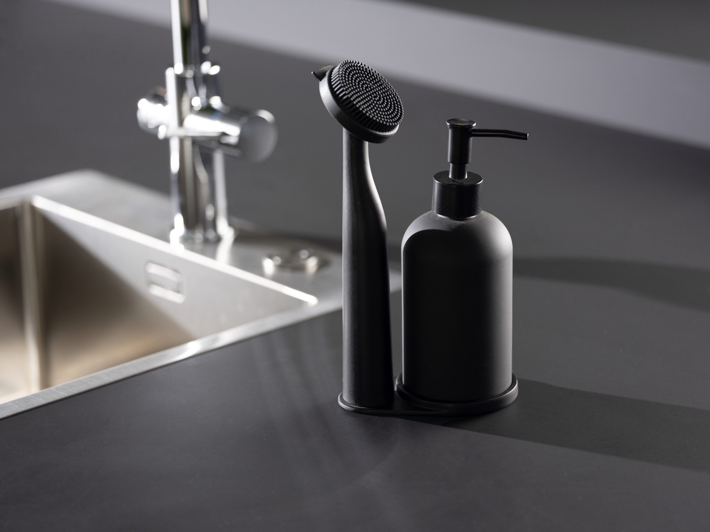 WENKO Dispenser voor afwasmiddel Model Piedo incl. afwasborstel met houder, glas/polyresin (set, 3-delig)