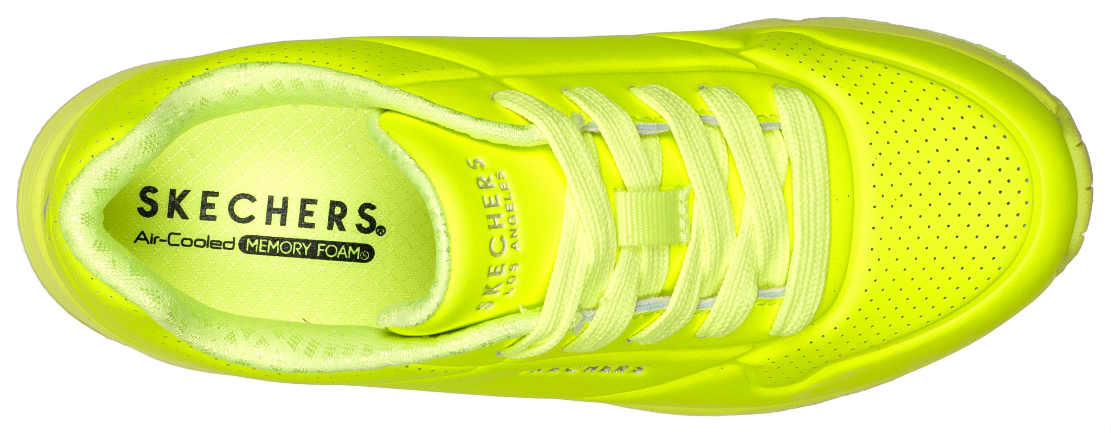 Skechers Plateausneakers UNO GEN1 - NEON GLOW Wedge sneaker, veterschoen, sneaker met neon glow