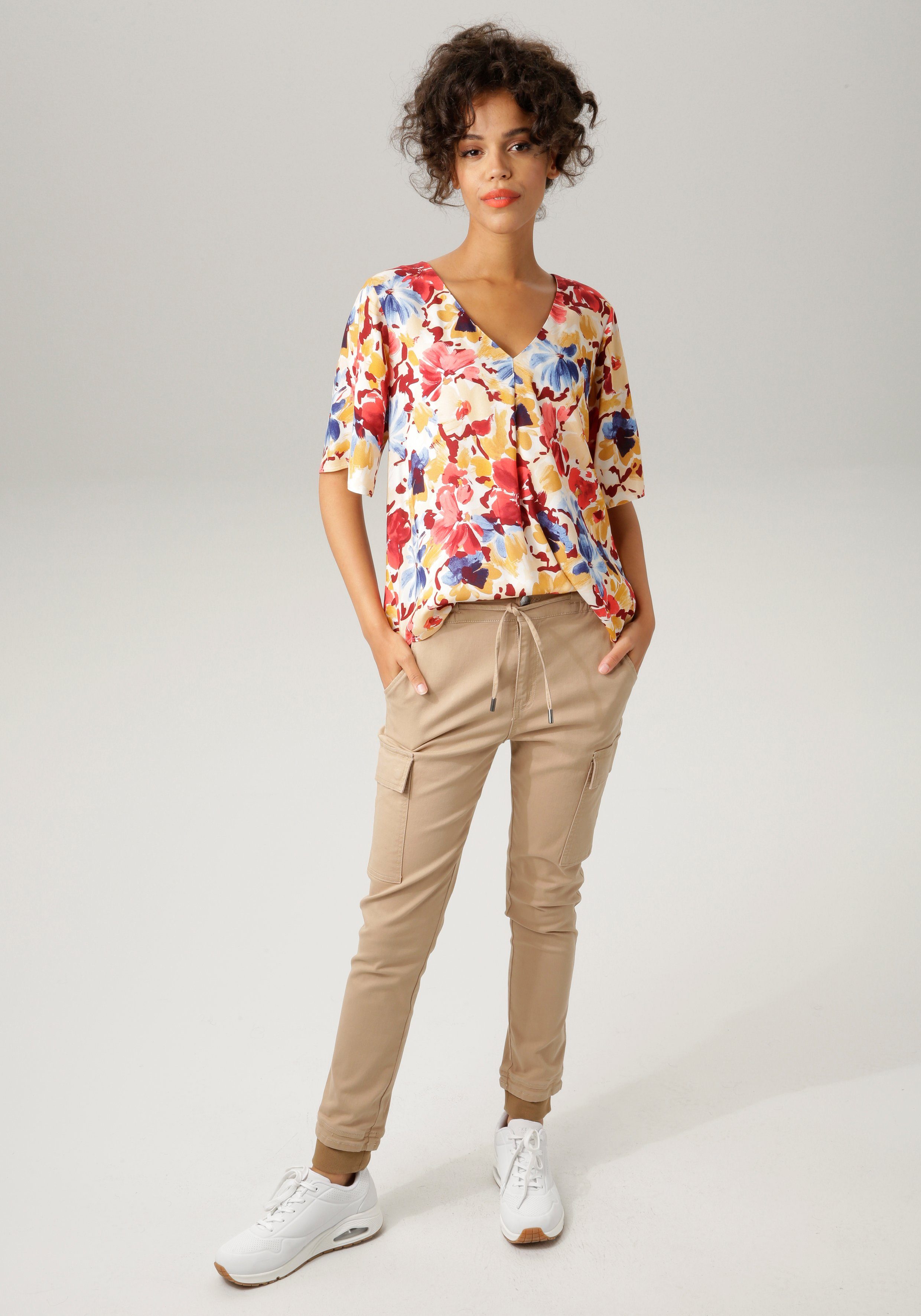 Aniston CASUAL Blouse zonder sluiting met kleurintensieve bloemenprint