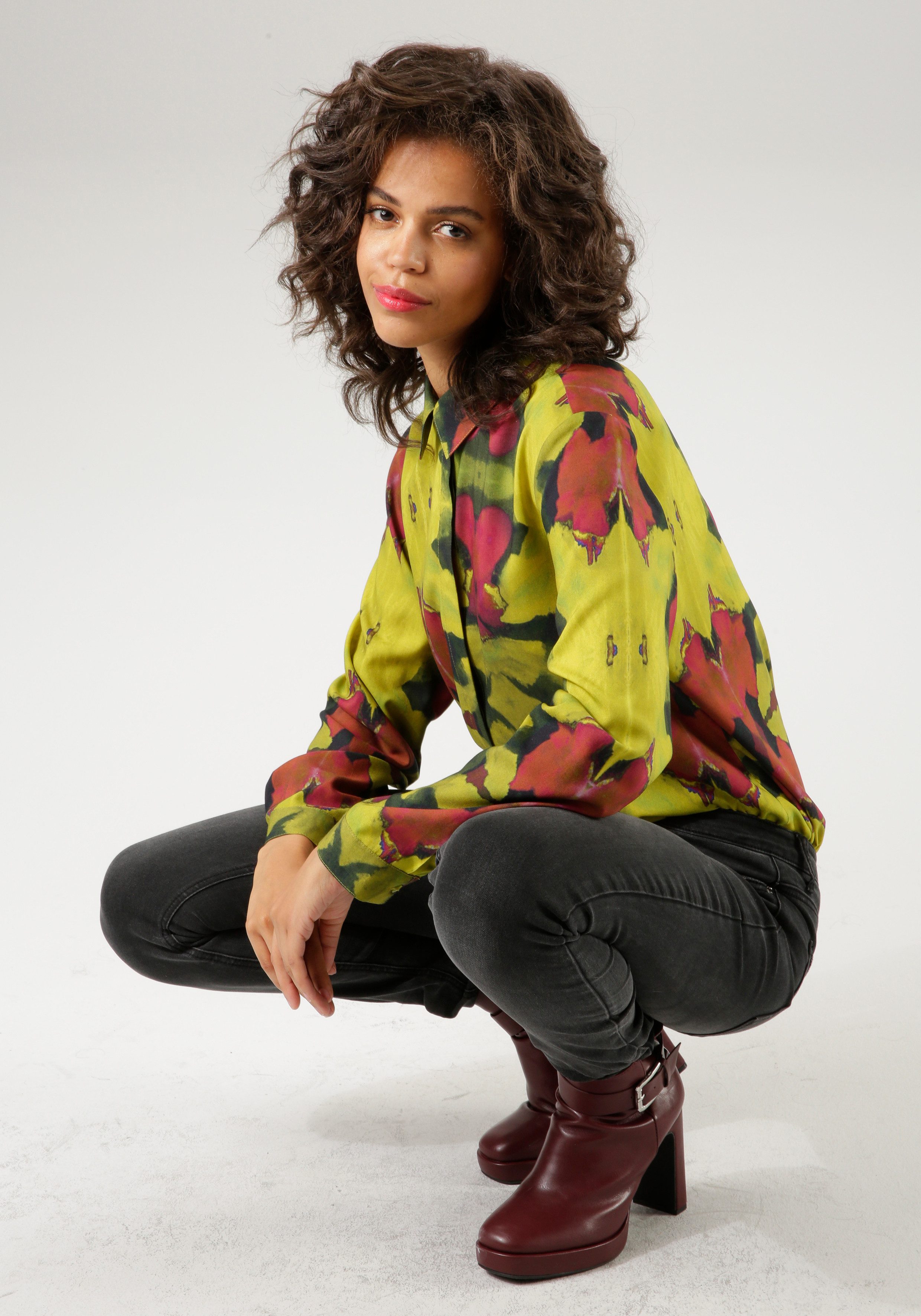 Aniston CASUAL Overhemdblouse met bloem batik-print elk stuk is uniek