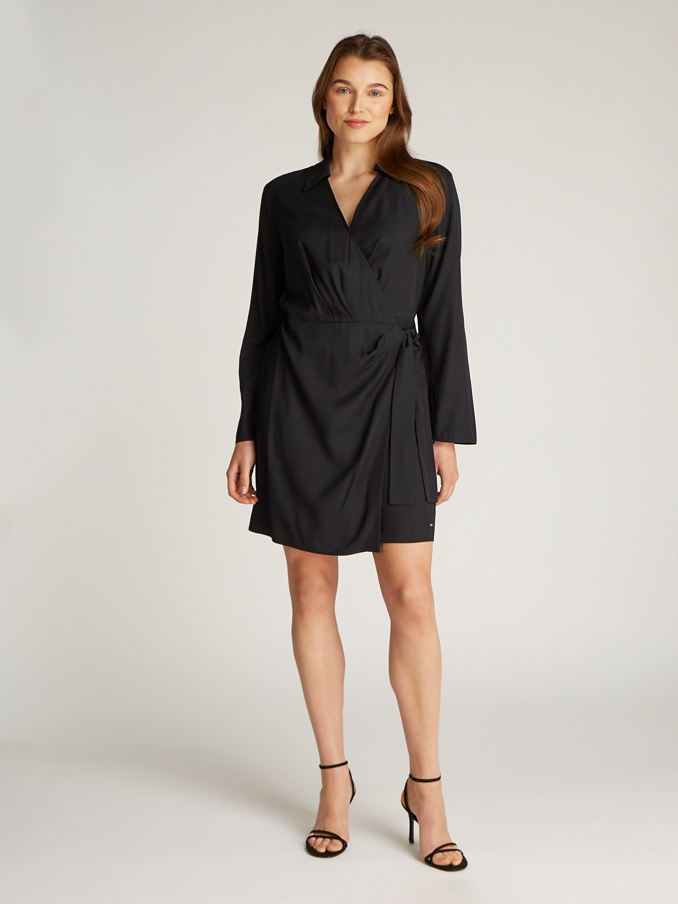 Tommy Hilfiger Wikkeljurk FLUID VIS LS WRAP SHORT DRESS in wikkelontwerp, met metalen label