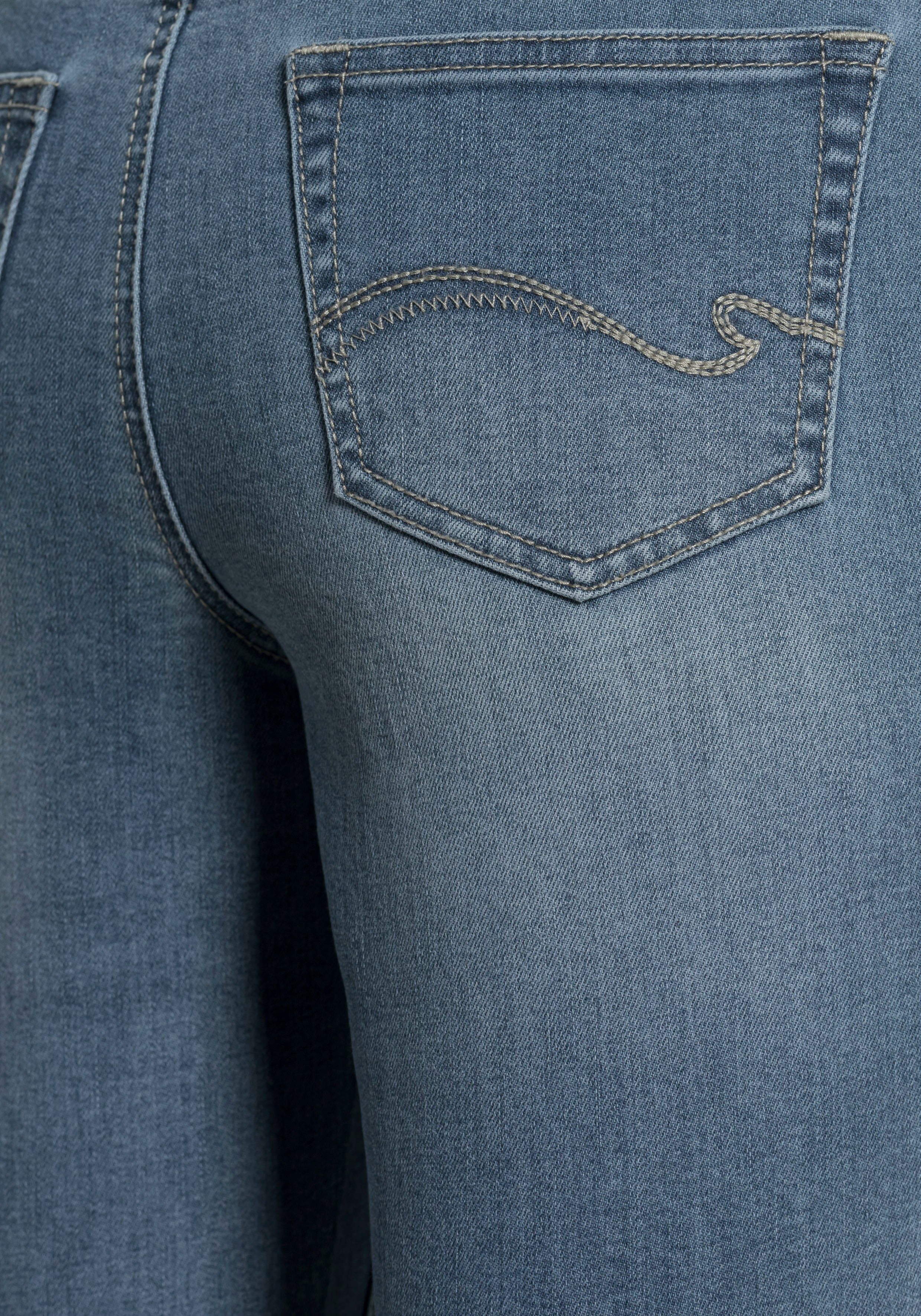 KangaROOS Capri jeans Capri-jeans met riem Skinny fit met split normale taille (set Met een afneembare riem)