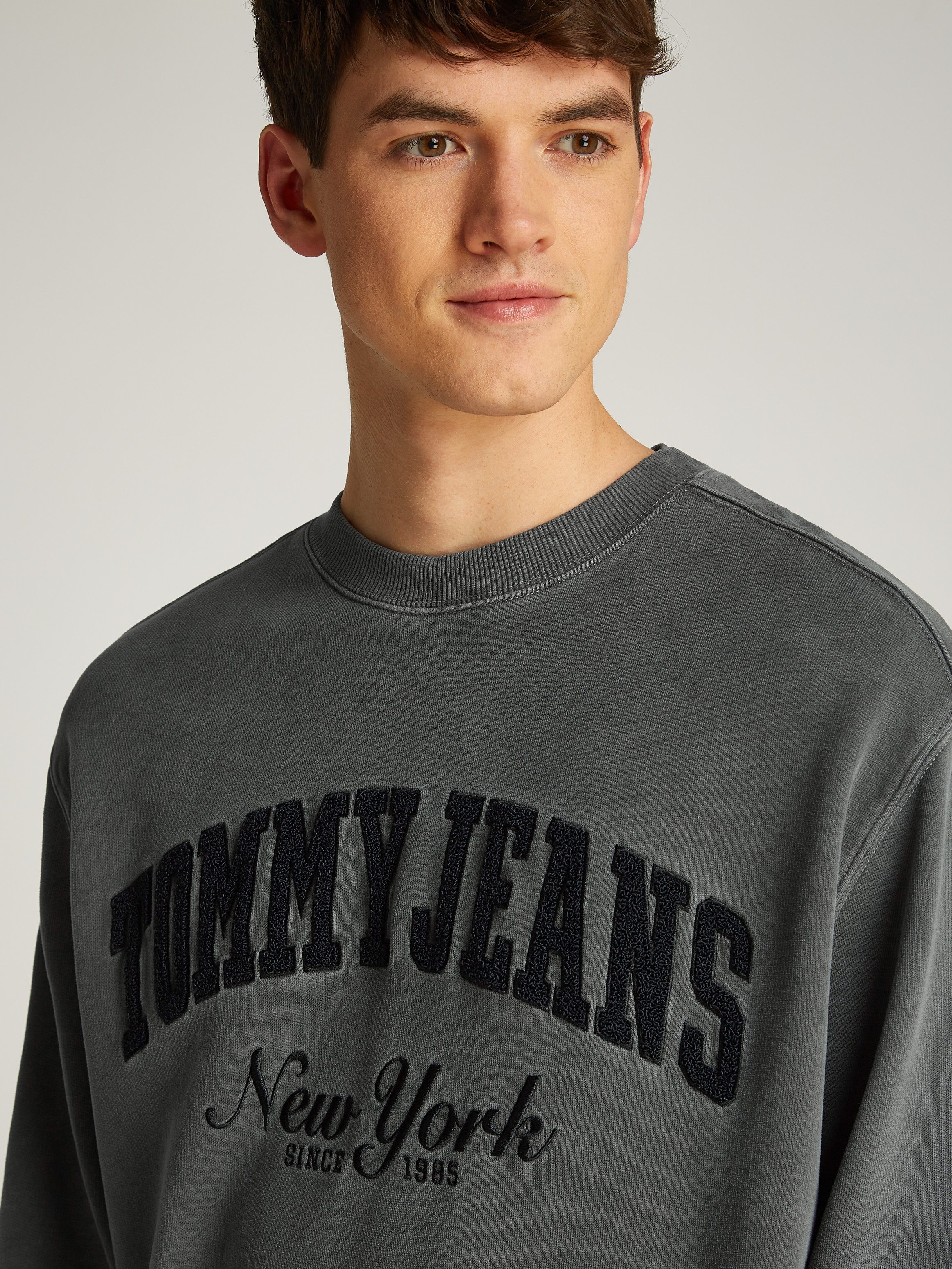TOMMY JEANS Sweatshirt TJM RLX VINTAGE VARSITY CREW