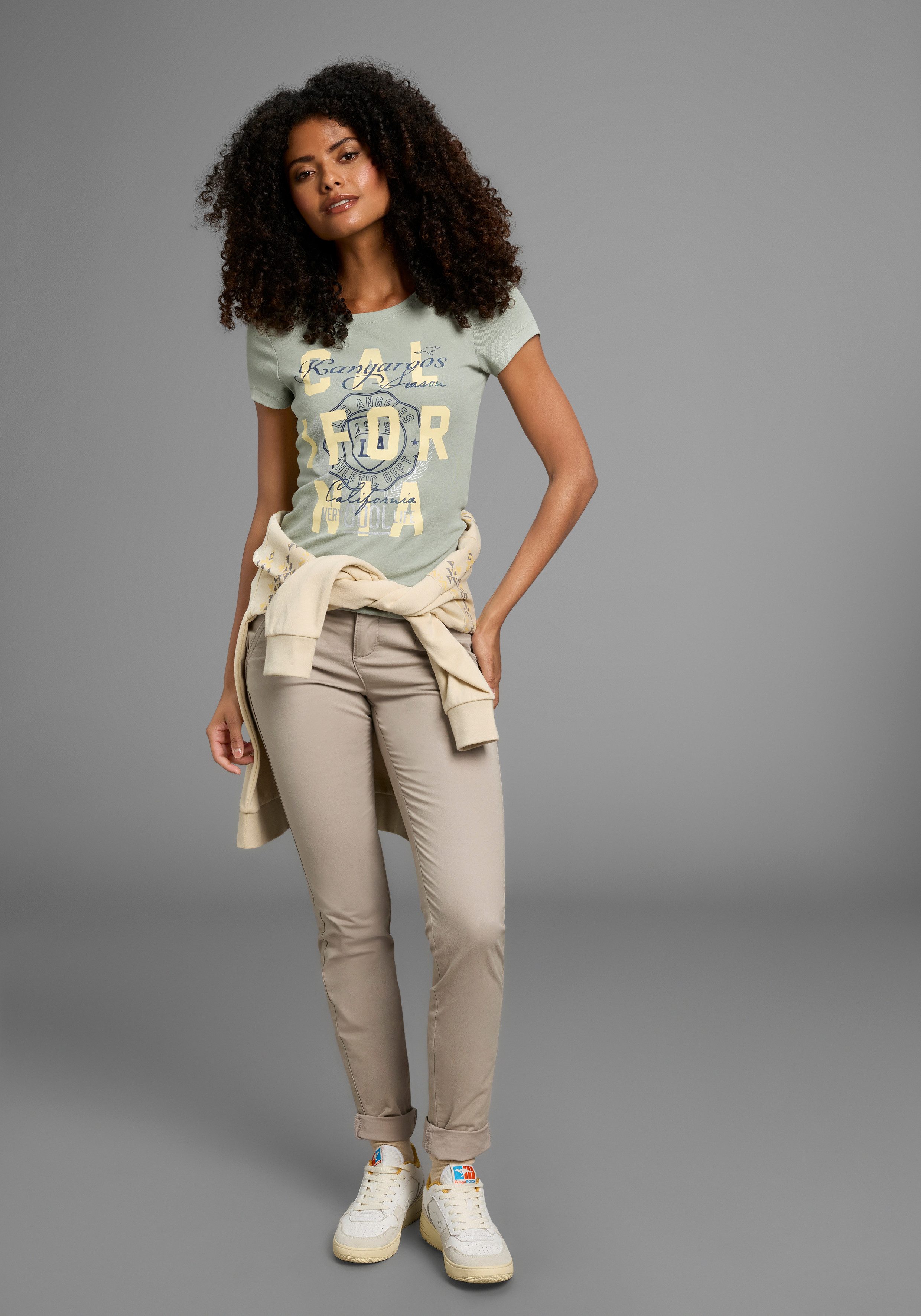 KangaROOS Shirt met print Korte mouwen, zeer figuurvolgende snit, met trendy logoprint
