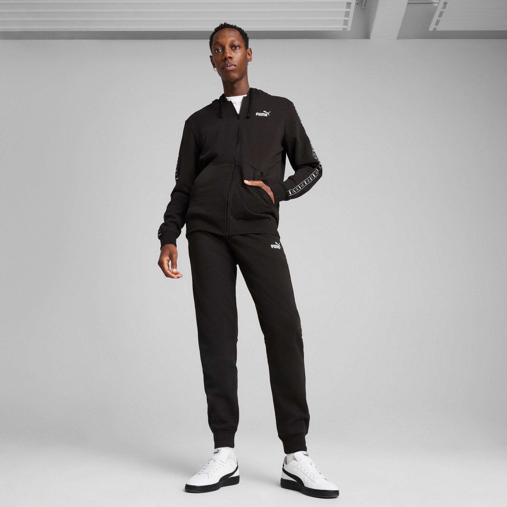PUMA Trainingsbroek ESS TAPE SWEATPANTS FL CL