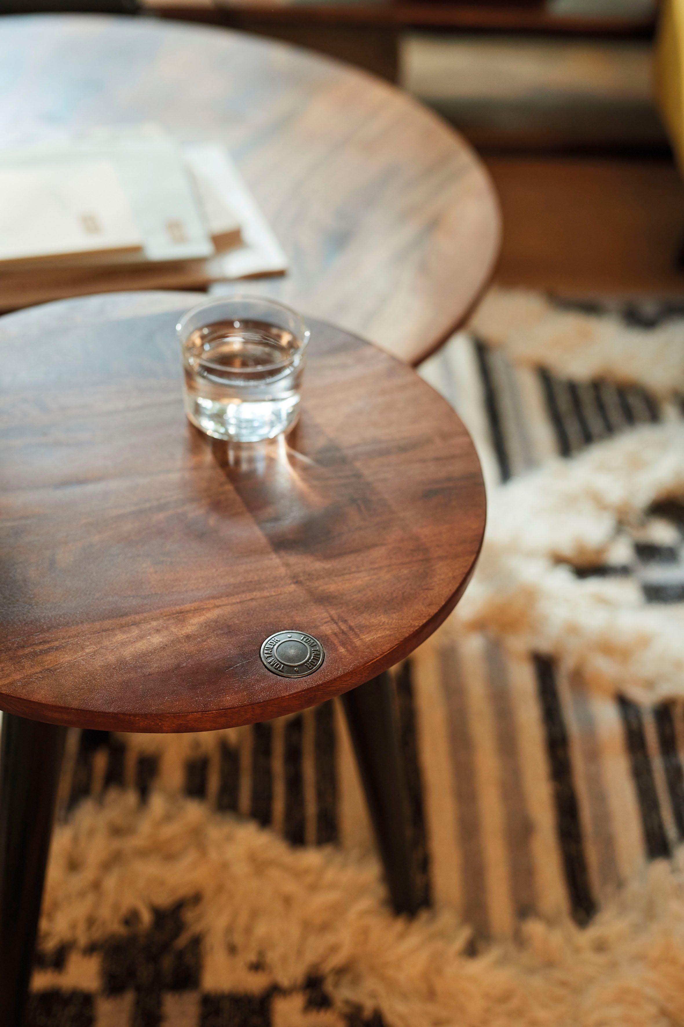 TOM TAILOR HOME Bijzettafel T-WOOD TABLE HIGH Bijzettafel met knoopdetail, donker mangohout en zwarte poten