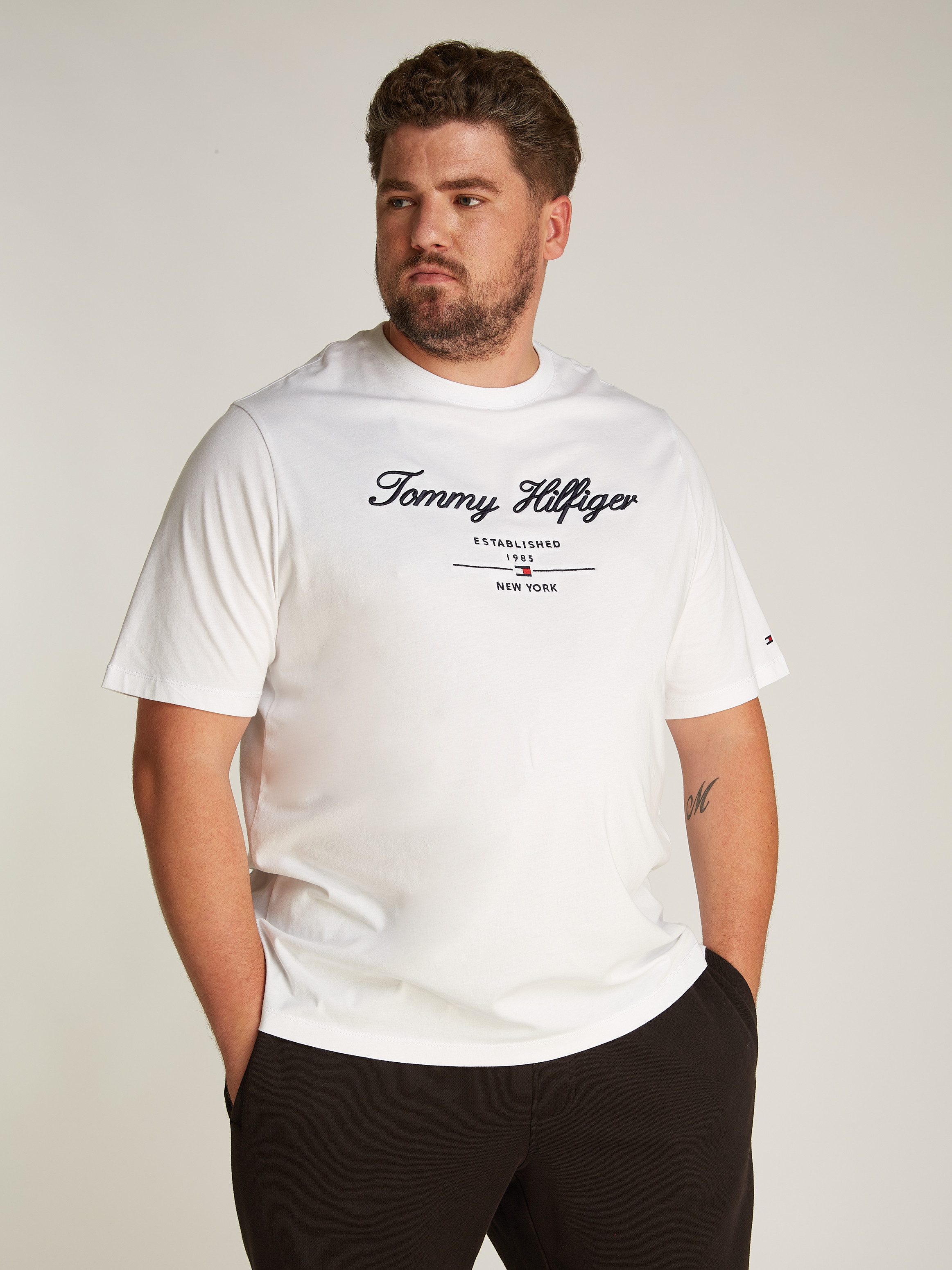 Tommy Hilfiger Shirt met ronde hals BT-SCRIPT LOGO TEE-B in grote maten, logoborduring