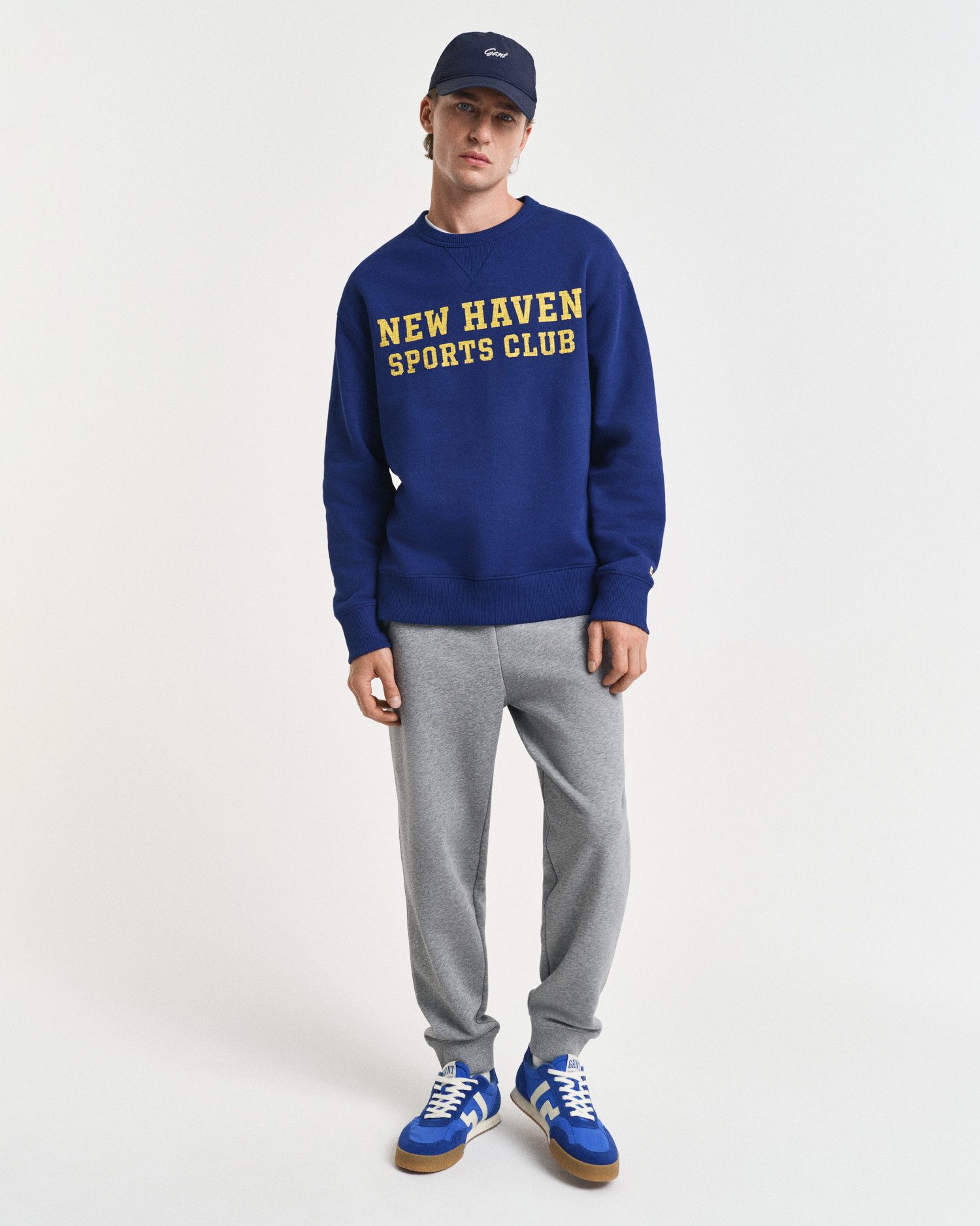 Gant Sweatbroek REG SHIELD SWEATPANTS met logo-borduurwerk onder de boord